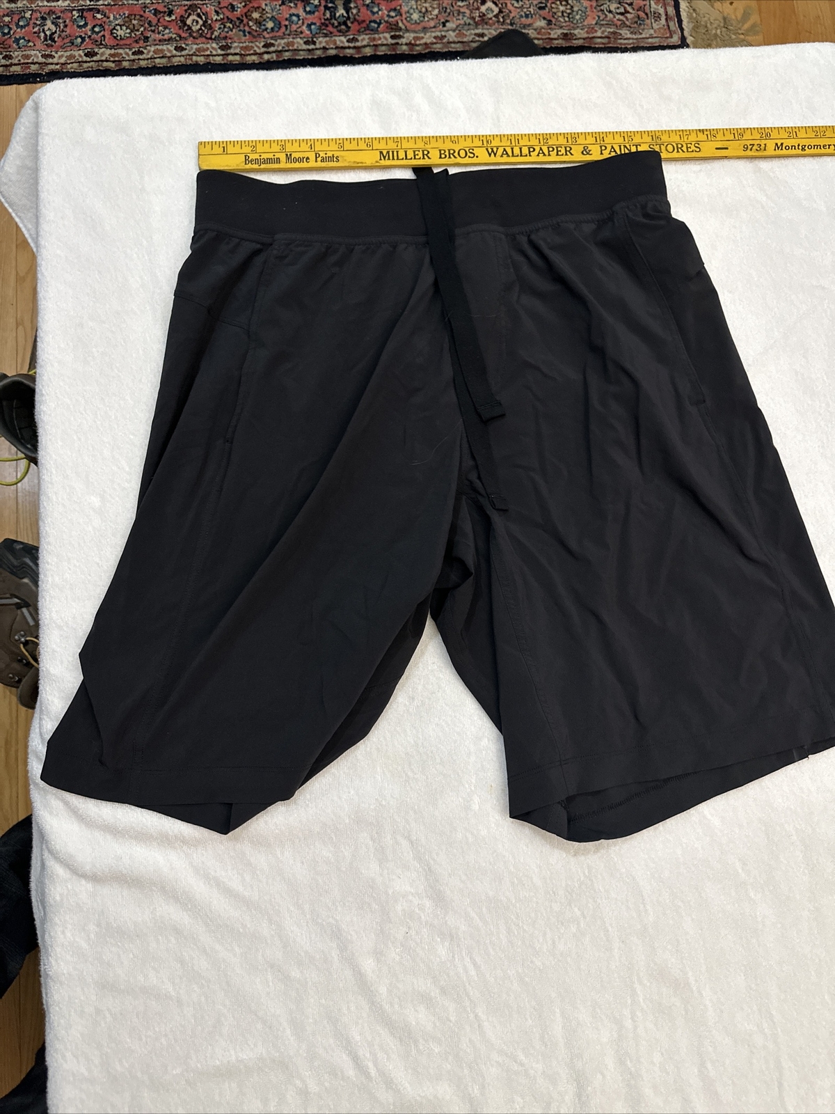 LULU LEMON Blue Mens Shorts – size M 32” See Chart Size In Pics