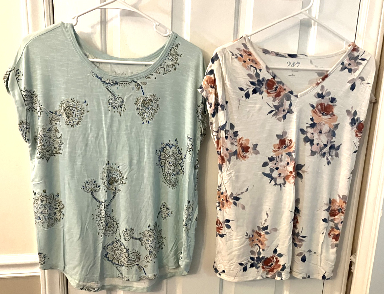 Maurice’s 24/7 Tee Tops Lot of 2 Size S Cream/Multi Aqua