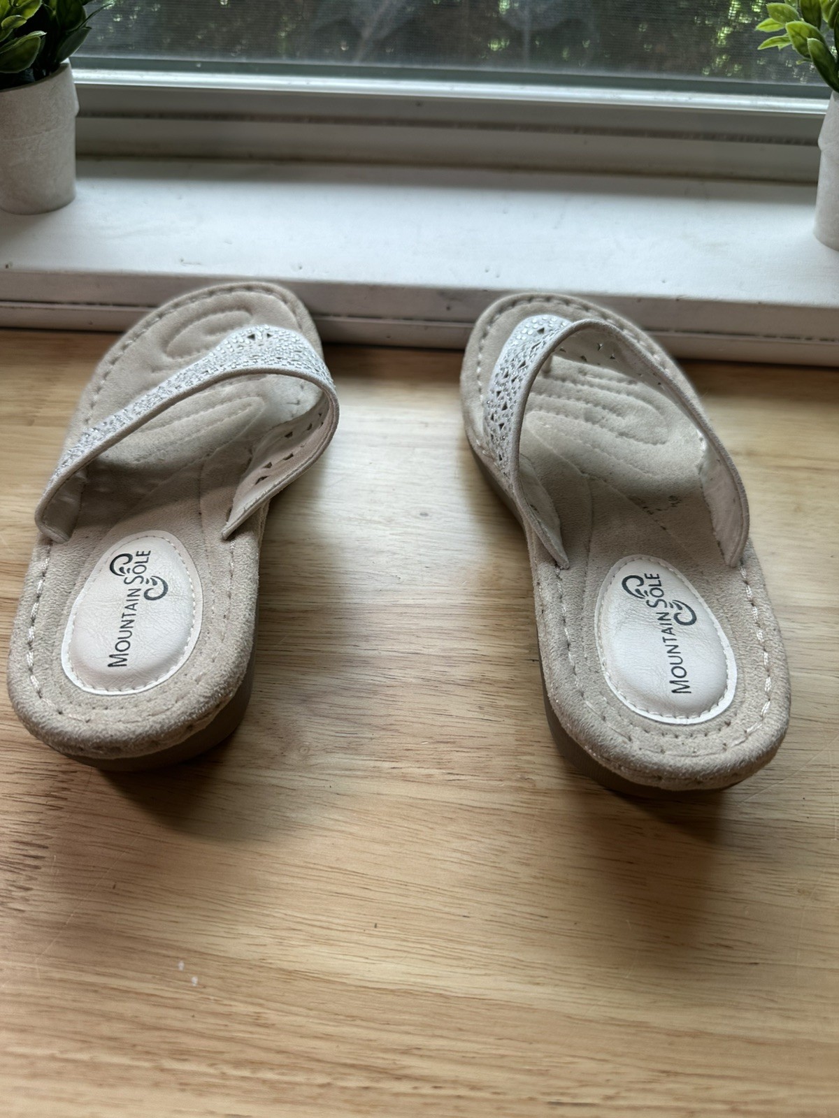 Mountain Sole Women’s Sandal White decorative cut white rhineston Size 7