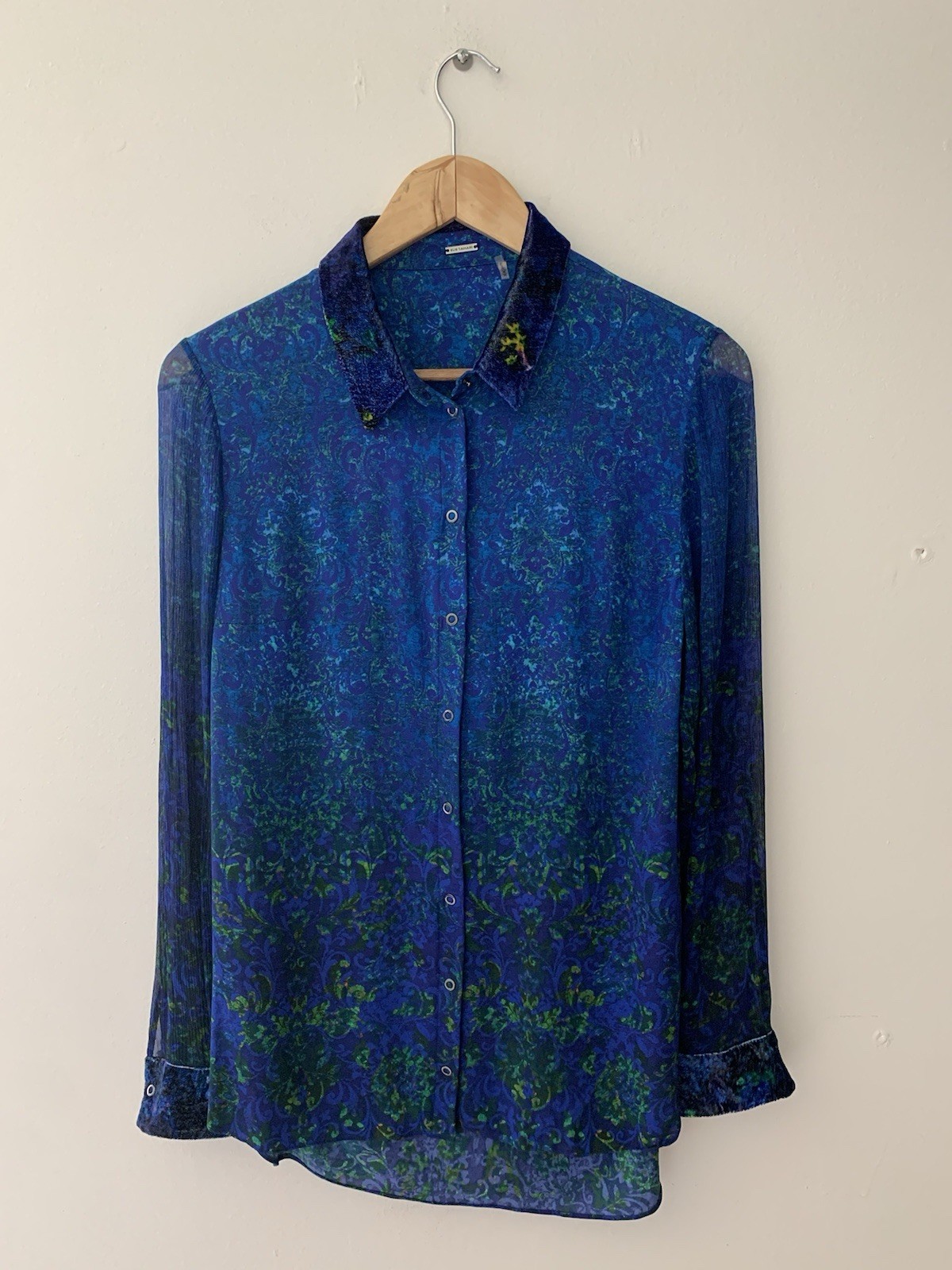 Elie Tahari 100% Silk Blouse M Velvet Cuffs And Collar Open Back Snap Buttons