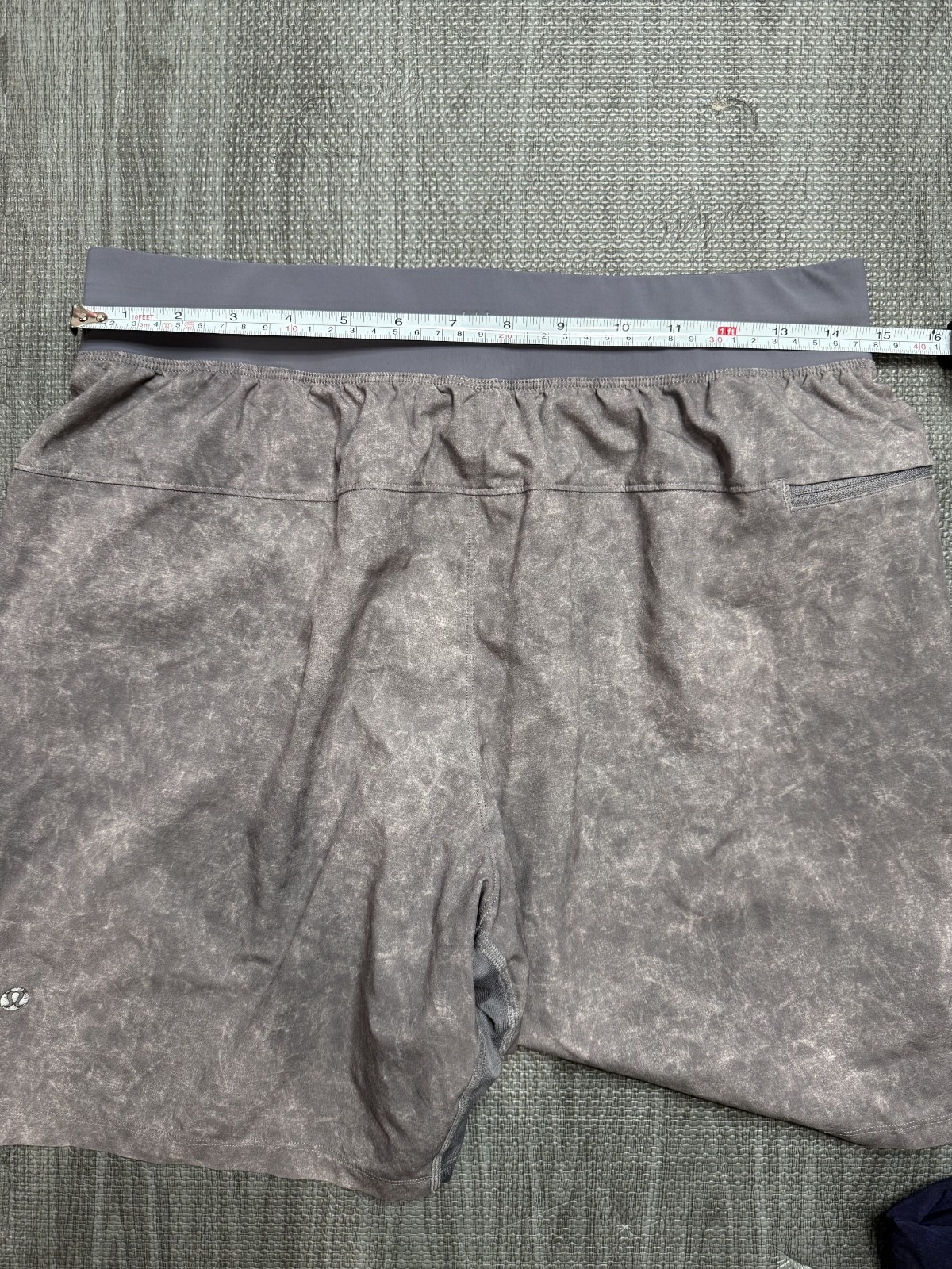 EUC – Lululemon Mens T.H.E Shorts *Size MEDIUM* *Gravel Dust Asphalt Grey*