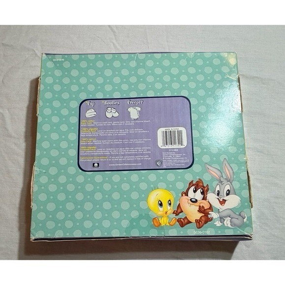 New Vintage Looney Tunes baby gift 3 piece set. Tweety bird. Creeper, booties