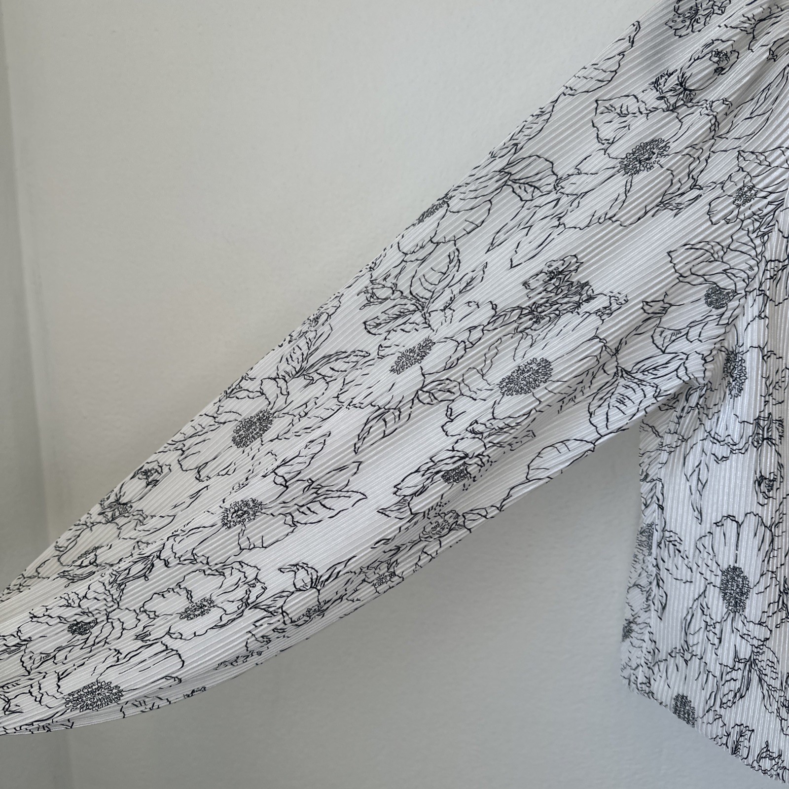 ASTR The Label Women’s Lined Summer Pleated Faux-Wrap Floral White Blouse XS