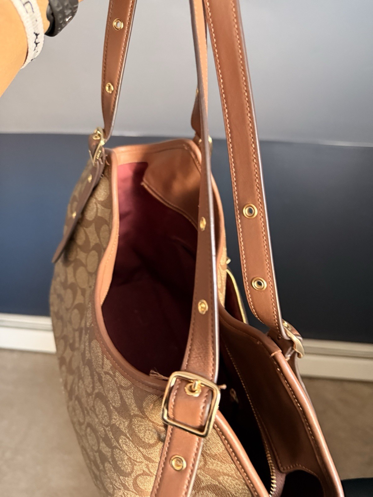 Coach Signature Logo Brown/Tan Shoulder Bag Zip Closure w/ Pouch, Gold HW