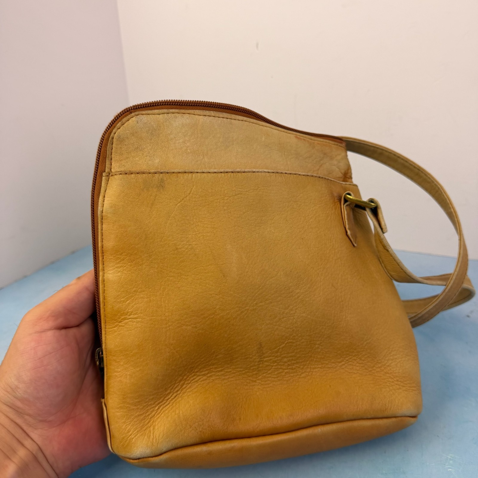 Le Donne Leather L-Zip Crossbody Shoulder Bag Distressed Faded Columbia 9 x 8