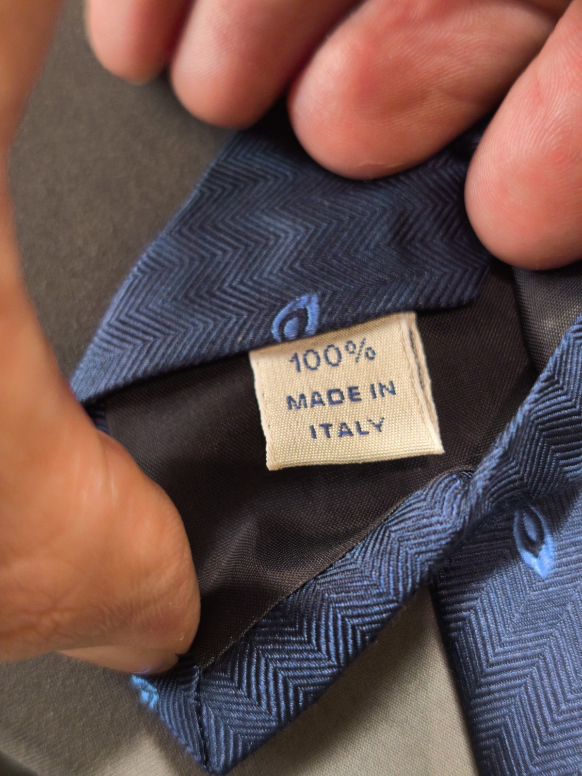 Octavian Couple – Solid Color Tailored Tie with Geometric Micro Design