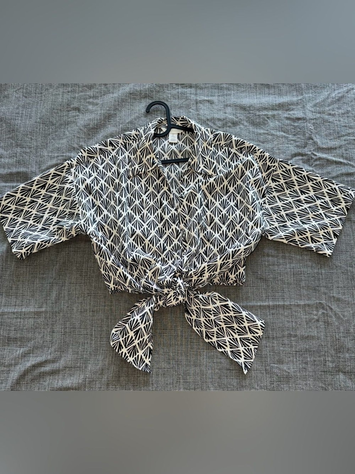 H&M Black & White Tie-Front Collared Crop Top