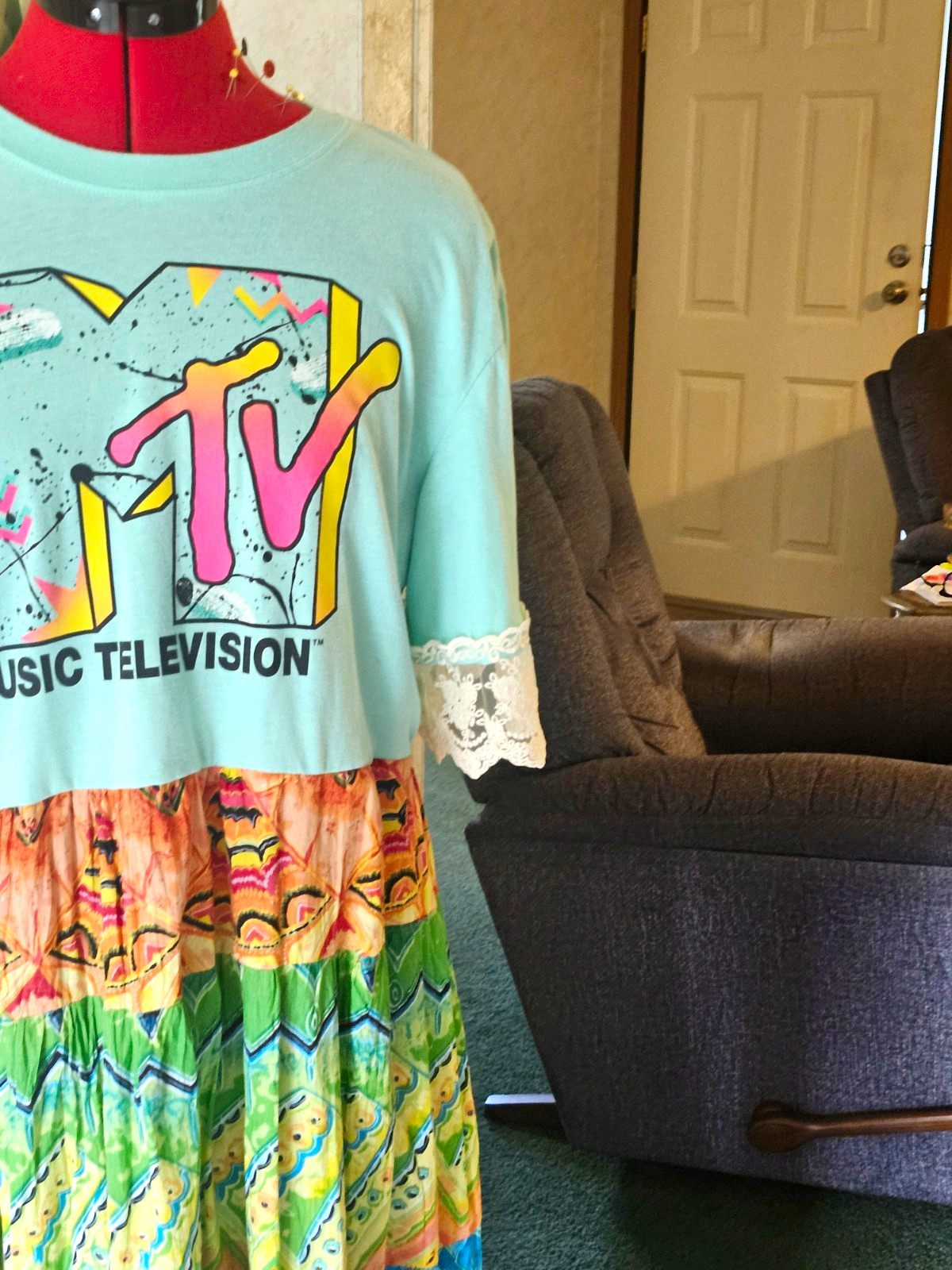 Womens MTV Graphic Print Multicolor Long T-Shirt Dress M Lace Trim Short Sleeve