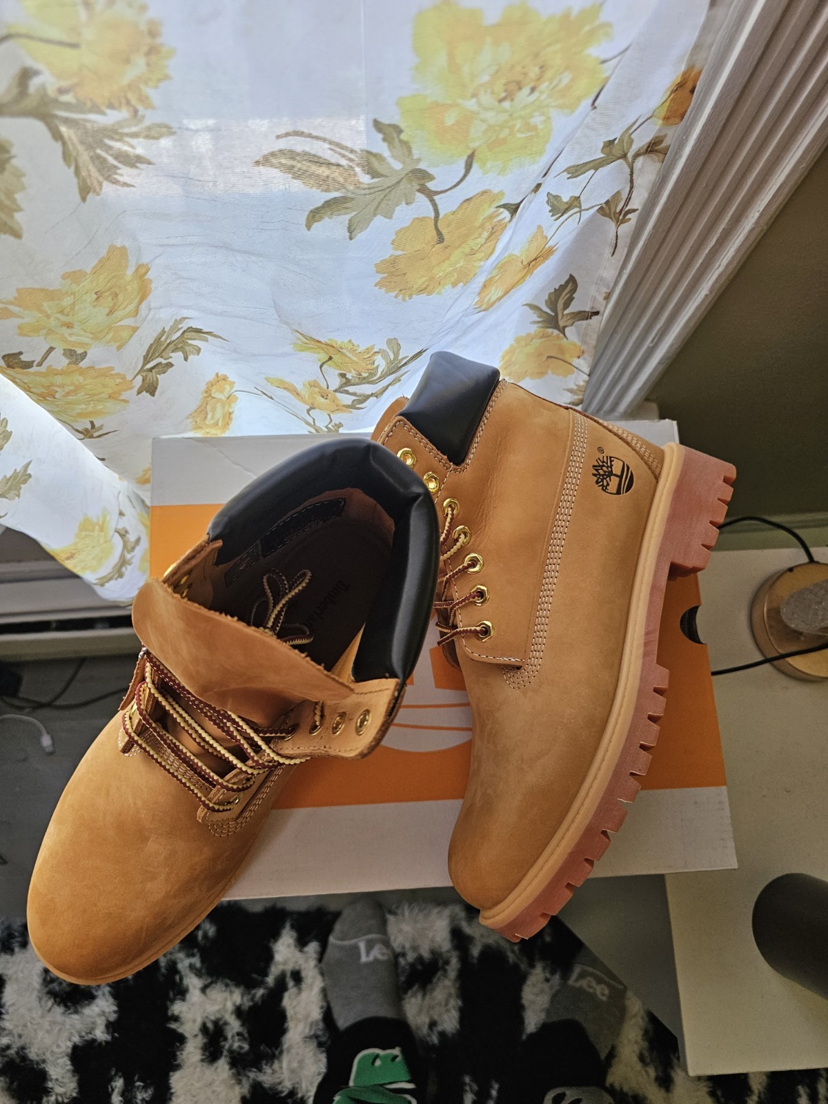 Timberland 6-Inch Premium Waterproof Boots Wheat – Men’s Size 8.5