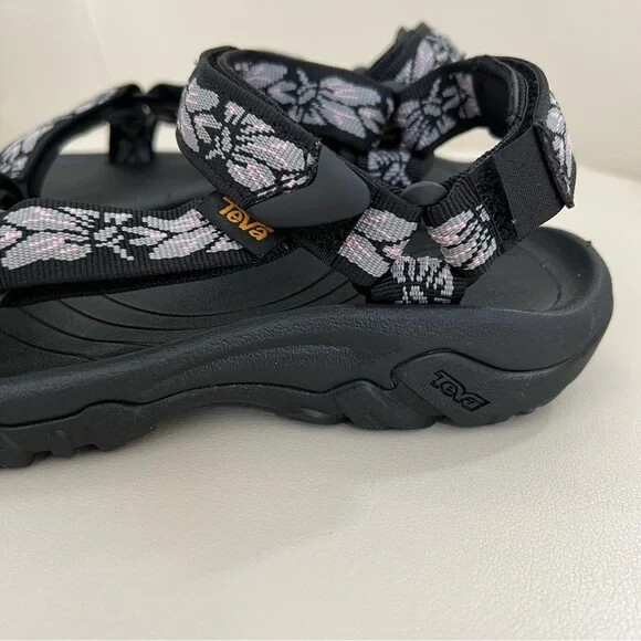 New in the box Teva Hurricane 4 Hazel Black women’s walking outdoors sandals