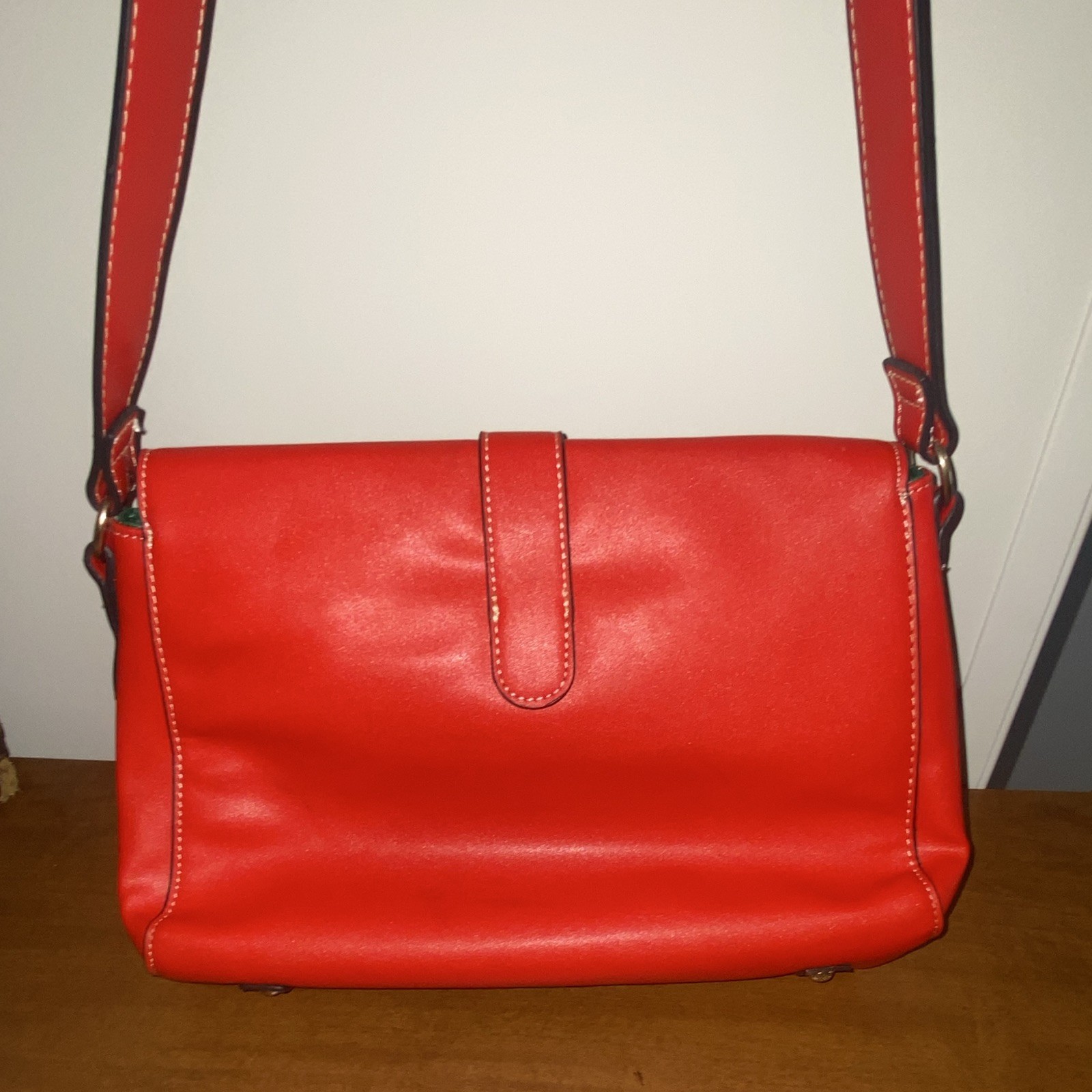 Red Leather Women’s Shoulder Bag Magnetic closure, Lined Inner Pockets