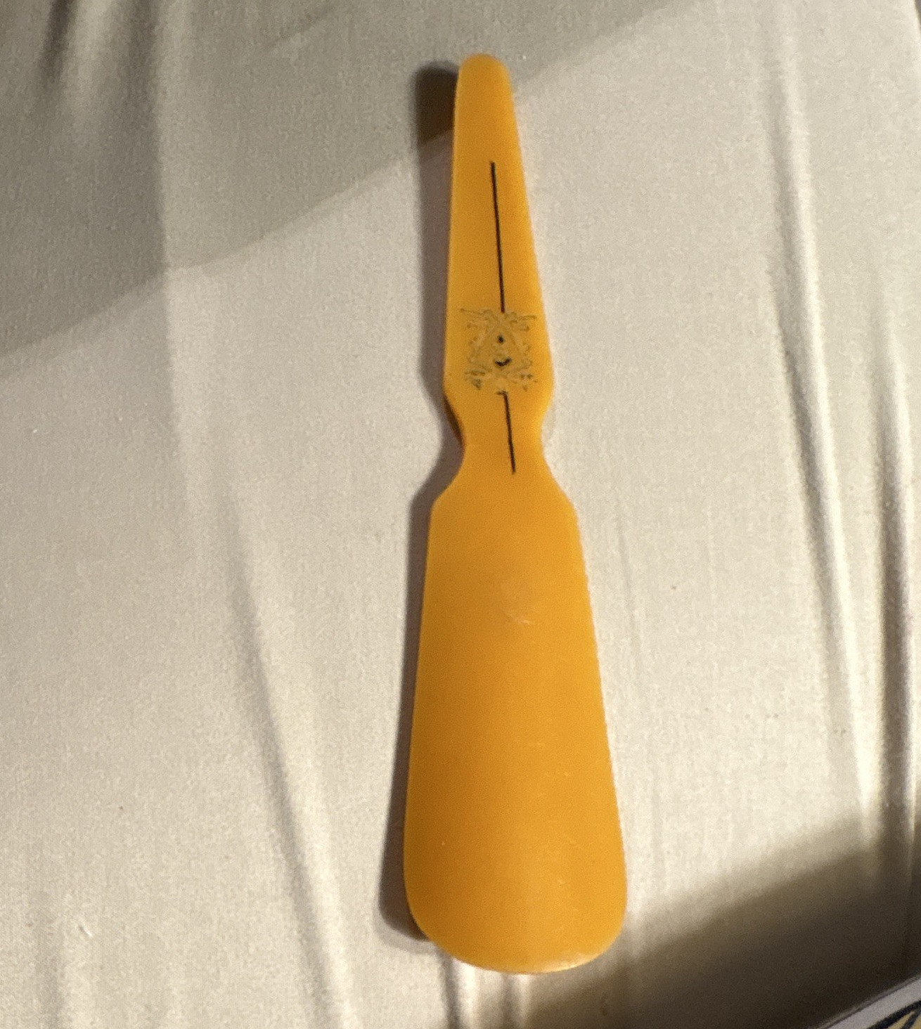 Deco from the 30’s short yellow shoehorn
