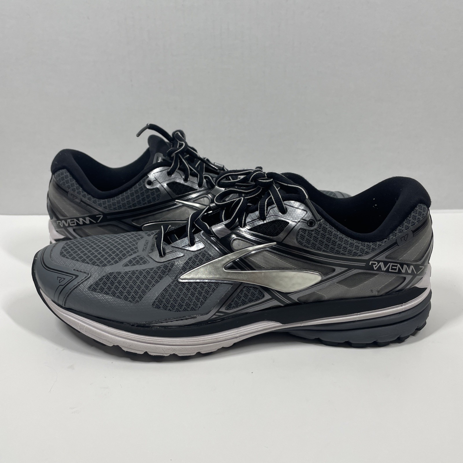 Brooks Ravenna 7 D running shoes men’s size US 11.5 black gray laced