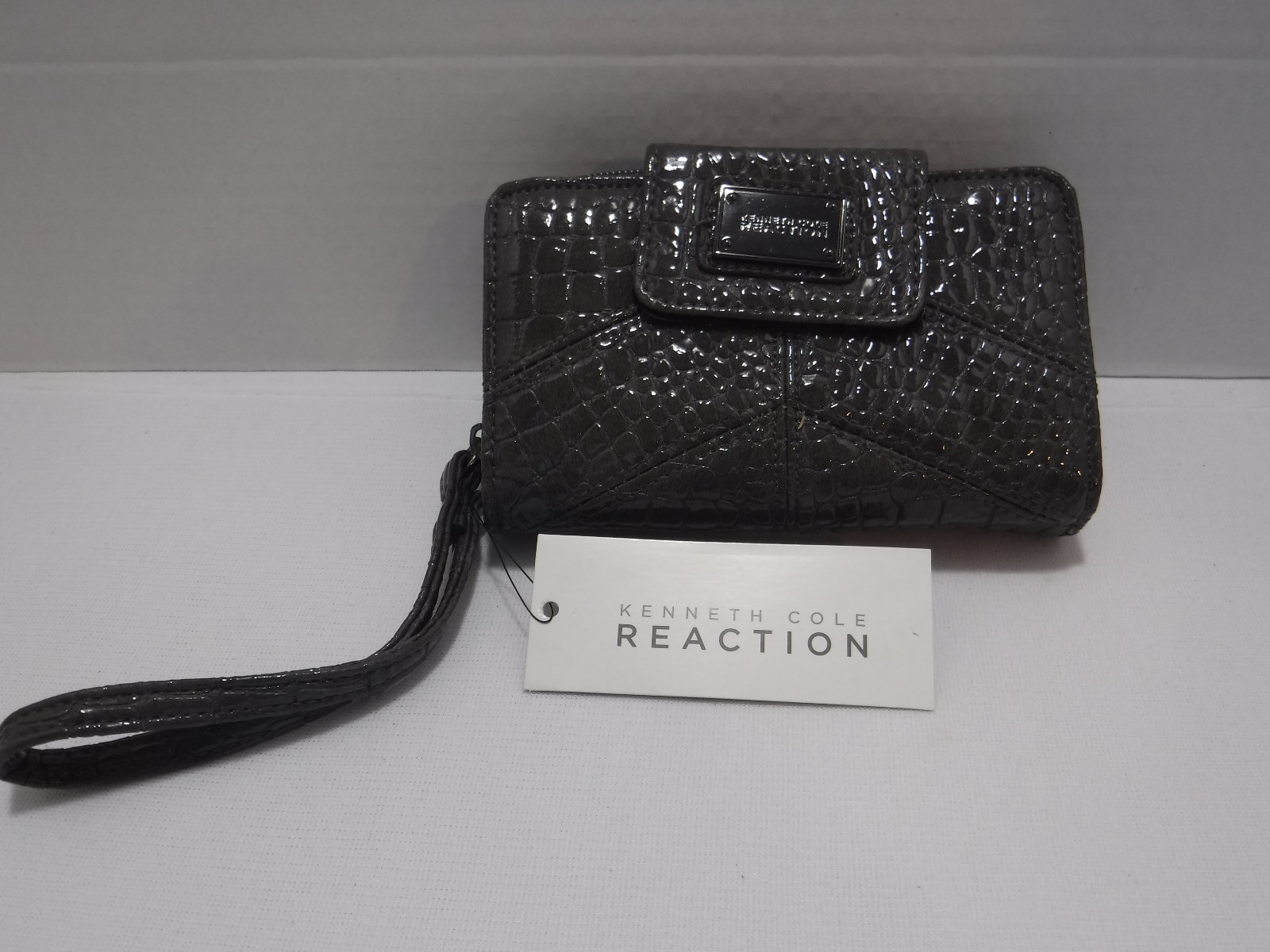 Kenneth Cole Reaction Woman Grey PDA Tab Wristlet Multi Pocket New With Tag