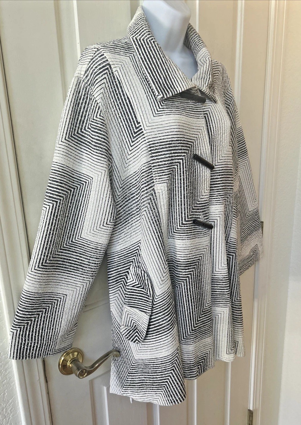 Yushi Women’s Black White Geometric Swing Jacket w/Pockets Toggle Buttons Size L