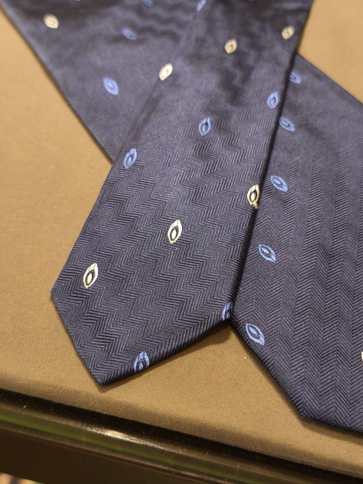 Octavian Couple – Solid Color Tailored Tie with Geometric Micro Design