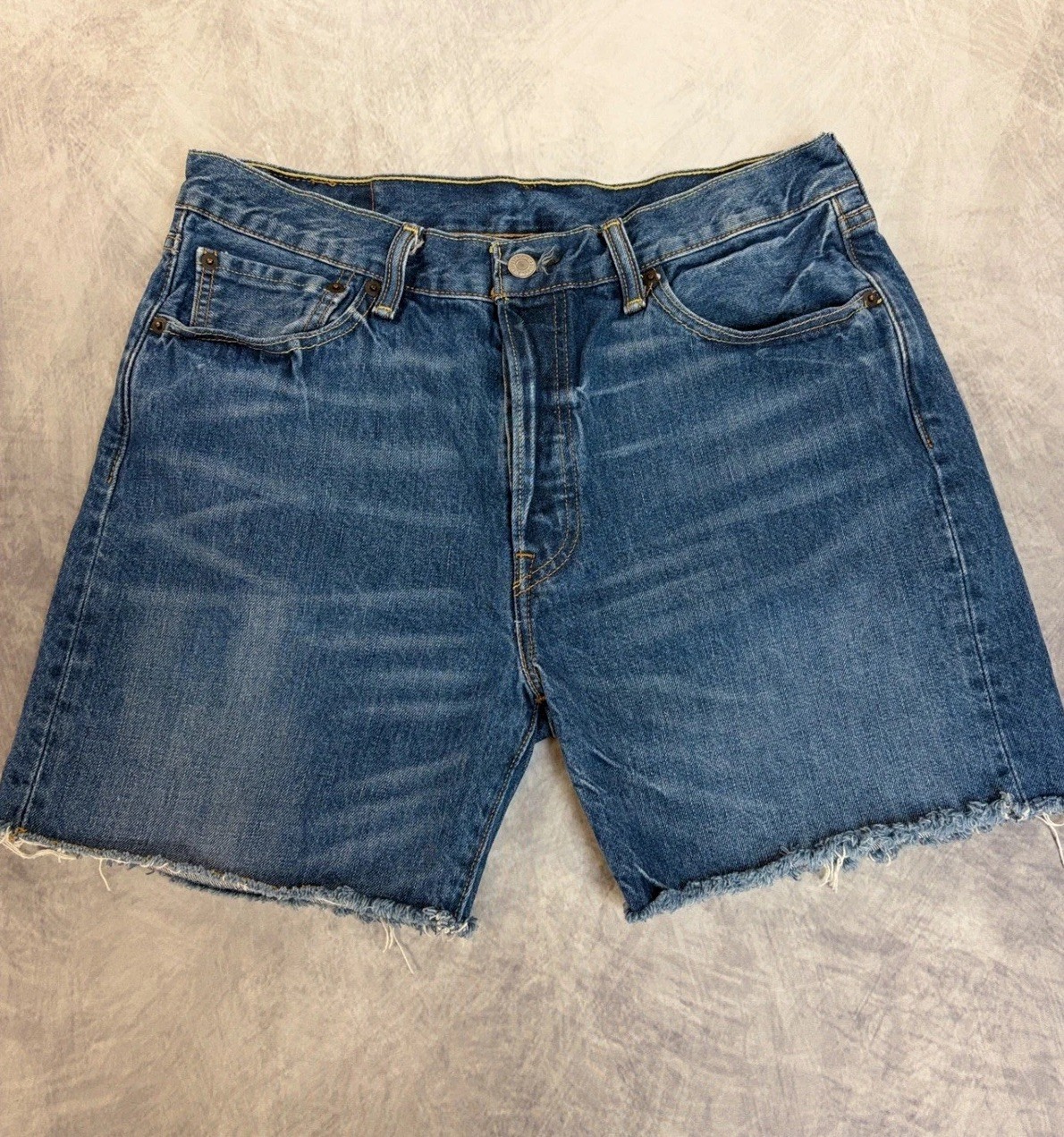 Levis 501 Original Fit Denim Shorts Medium Wash Cut Off Frayed Hem Mens 32