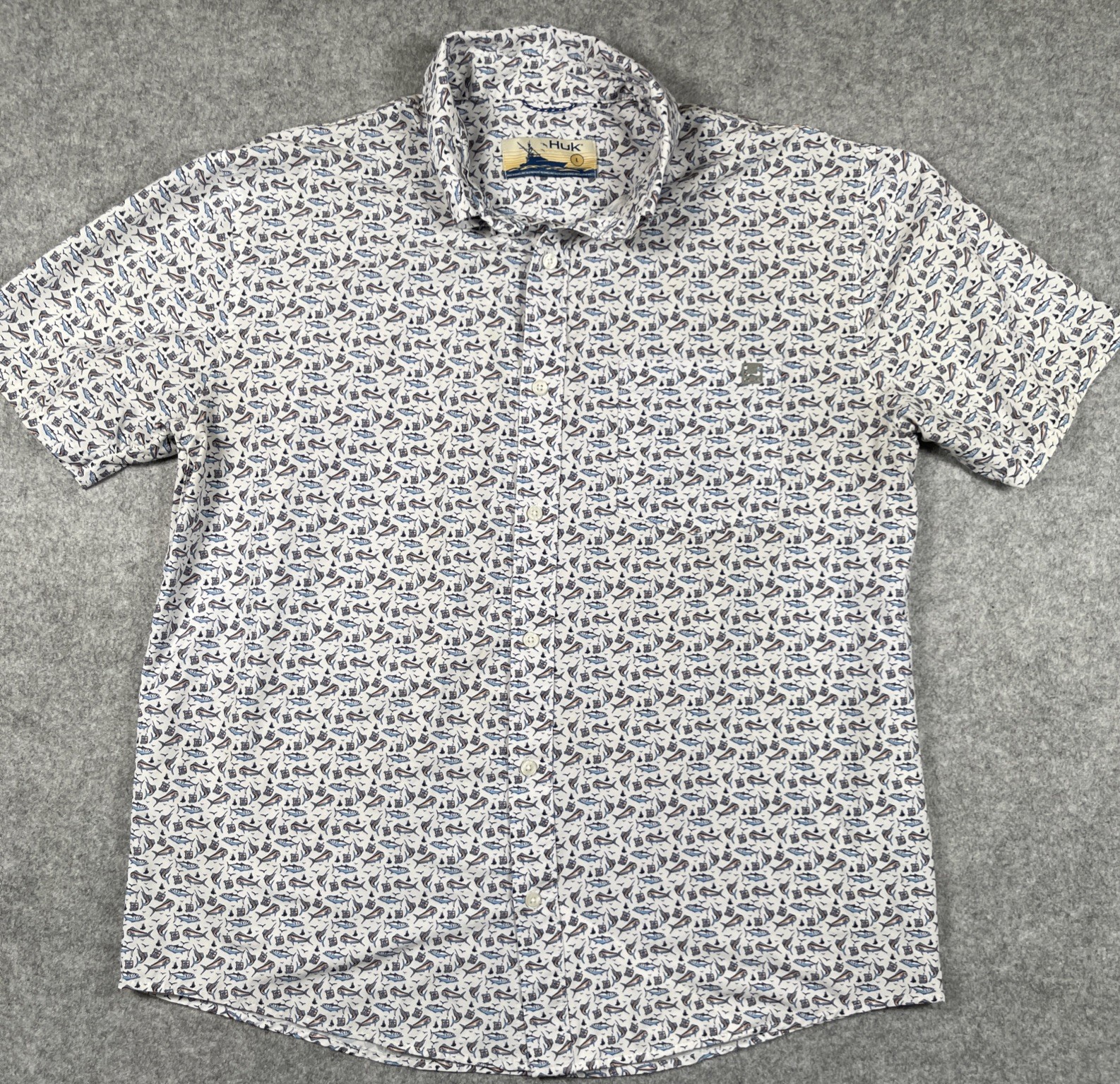 Huk Men’s Short Sleeve Fish Print Button-Down Fishing Shirt L Marlin Mahi-mahi
