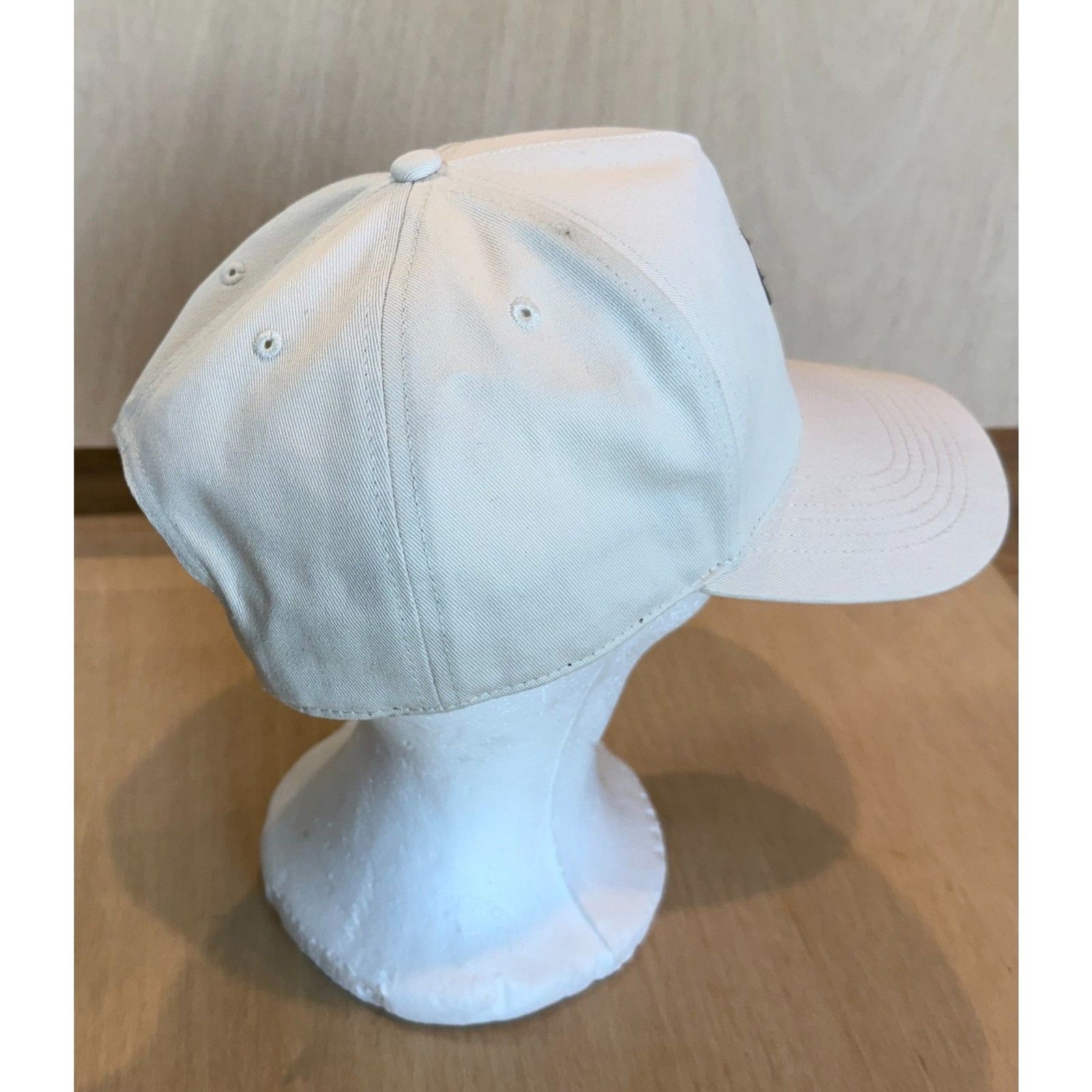 Retro Sporty Arkansas Razorbacks 47 Hitch Cream Baseball Snapback Hat NWOT