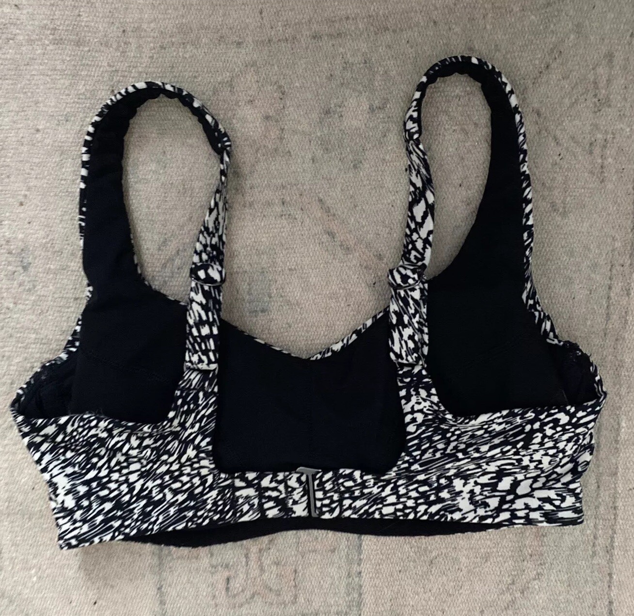 Athleta Sz 32 B/C Bikini Swim Top Black White Print Wide Strap Underwire