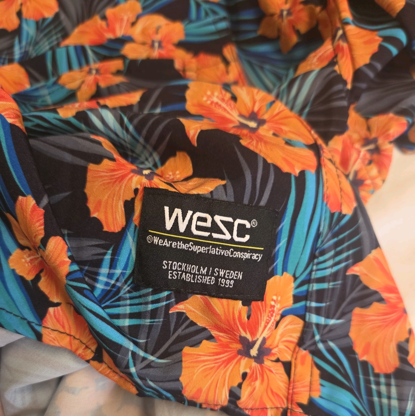 WESC Hawaiian Floral Shirt Men’s XXL Sweden Beach Pocket Comfort Cruise Unisex