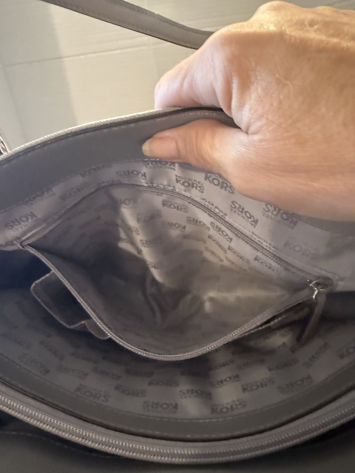 Michael Kors Pearl Grey Leather Jet Set Large Multi Function Pocket Tote Bag