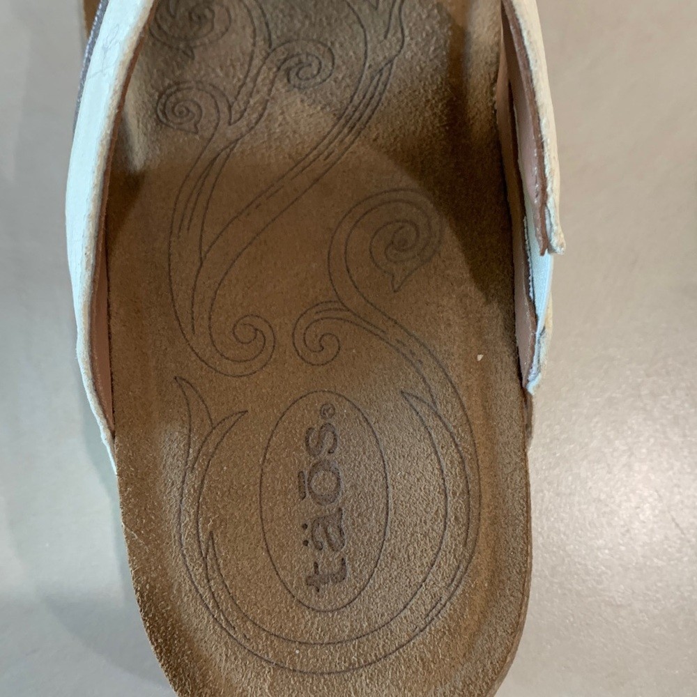 Taos Cream Silvery Gray Sandals Size 7-7.5 Comfort Wedge Shoes