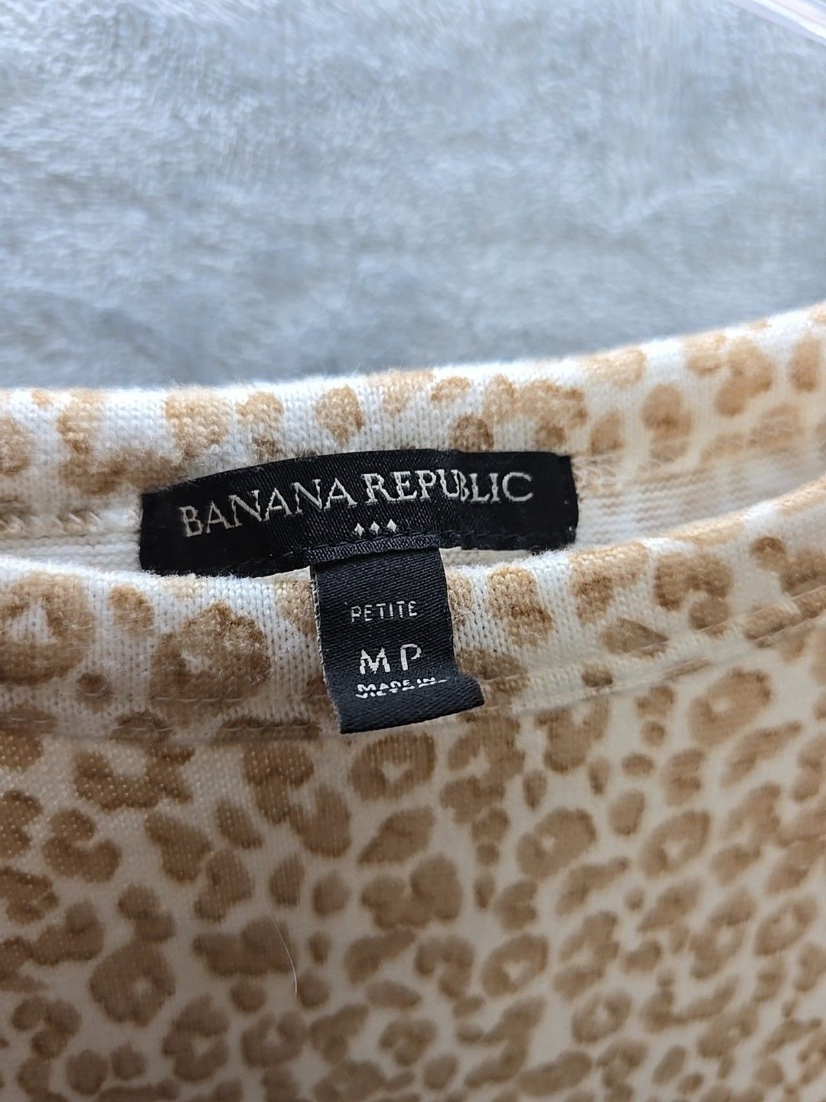 Banana Republic Women’s Pullover Blouse Animal Print Long Sleeve Size MP