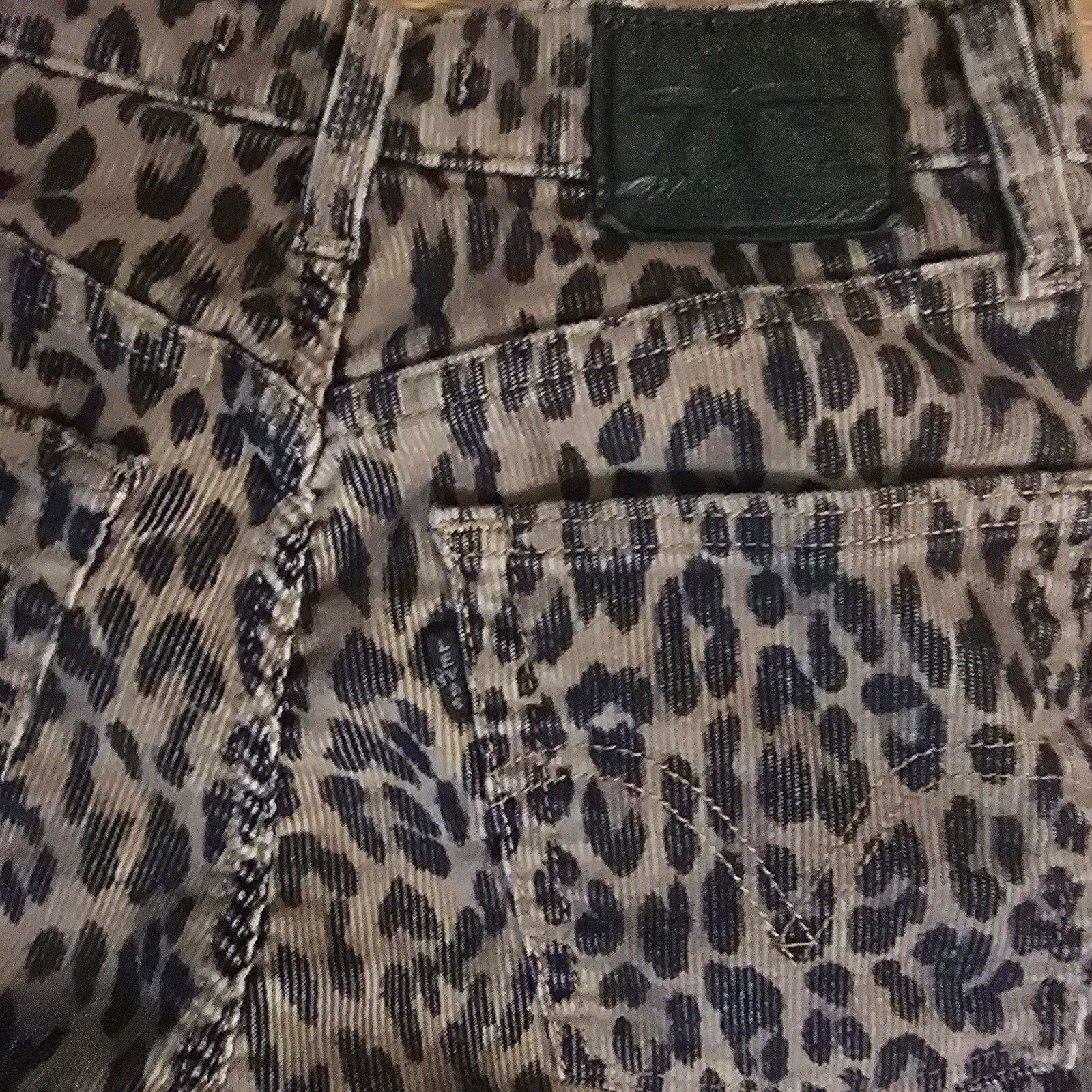 Levi’s Premium Ribcage Straight Leopard Print Pants 27
