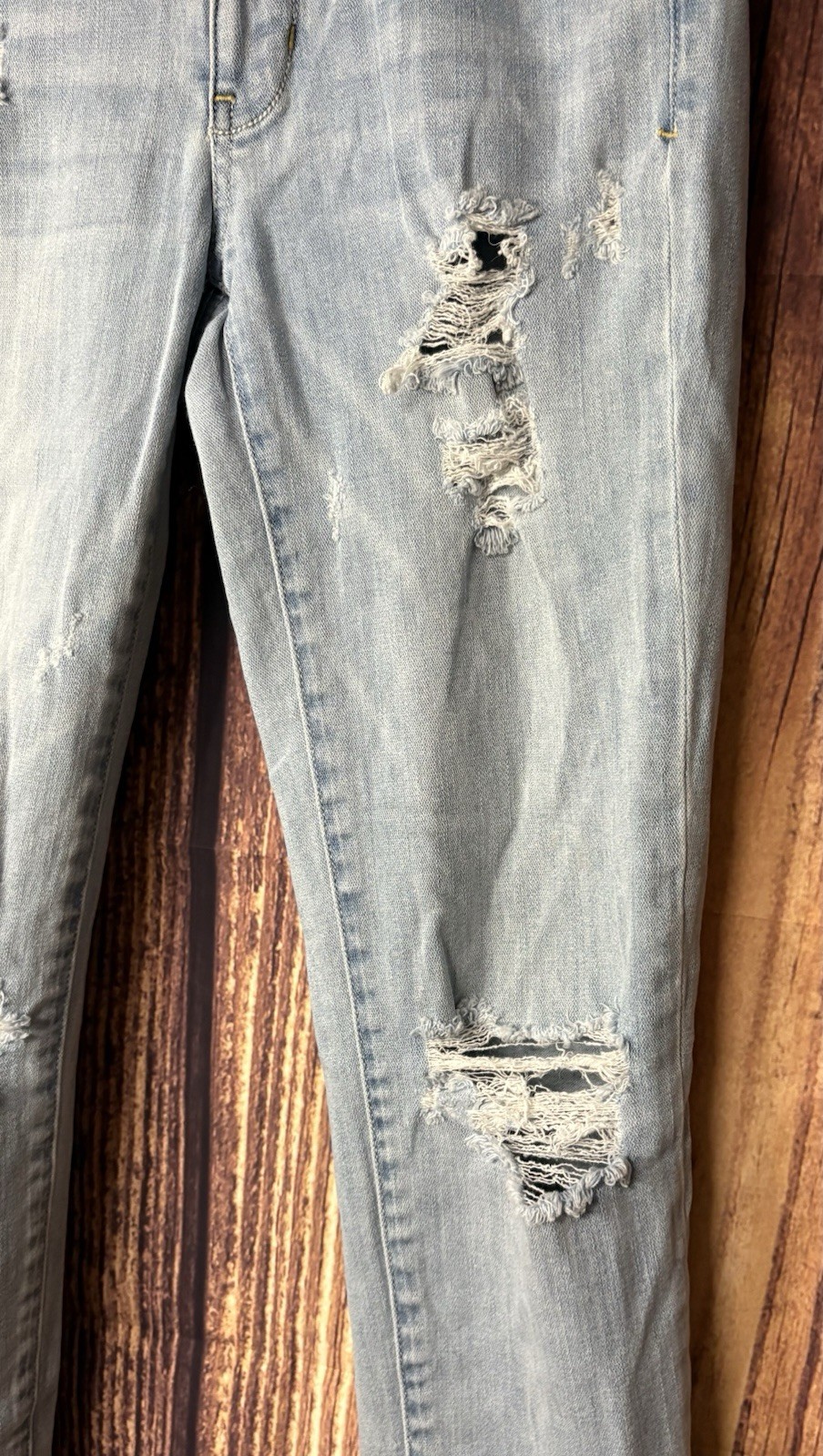 American Eagle Women’s Light Wash Super Stretch Distressed Skinny Jeans Size 4