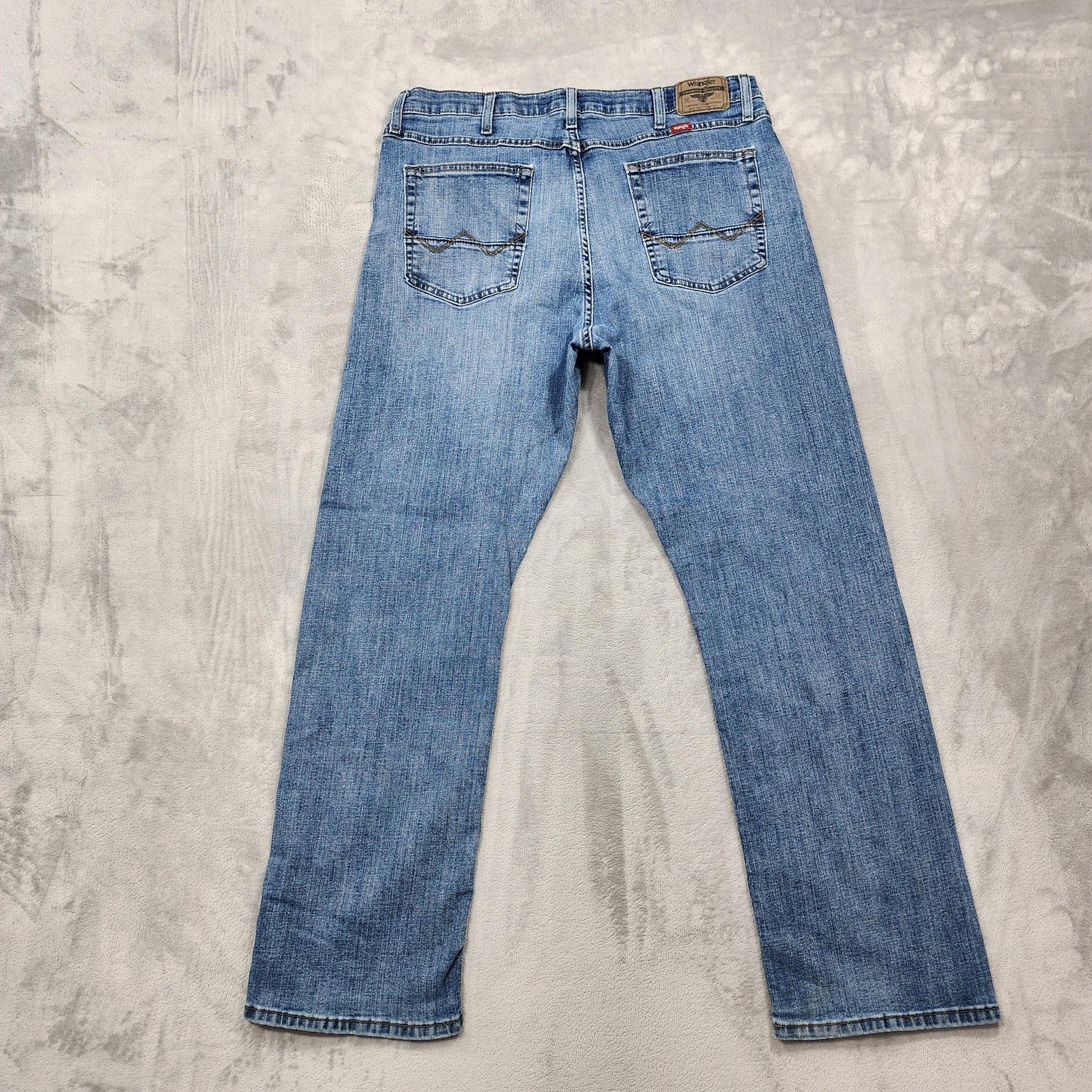 Wrangler Jeans Mens 38×32 Blue Light Wash Relaxed Bootcut Stretch Denim Casual