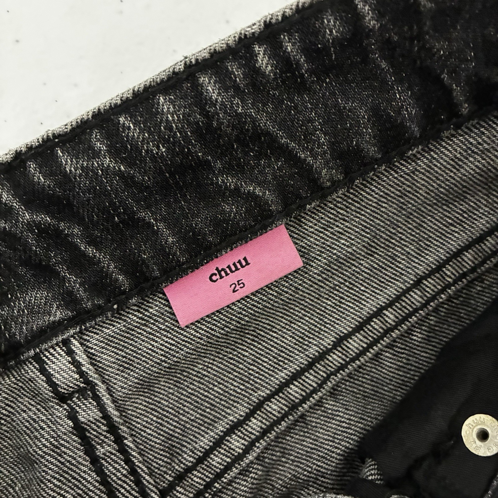 chuu High Rise Straight Dark Wash Black Denim Jeans Frayed Hem 5-Pocket