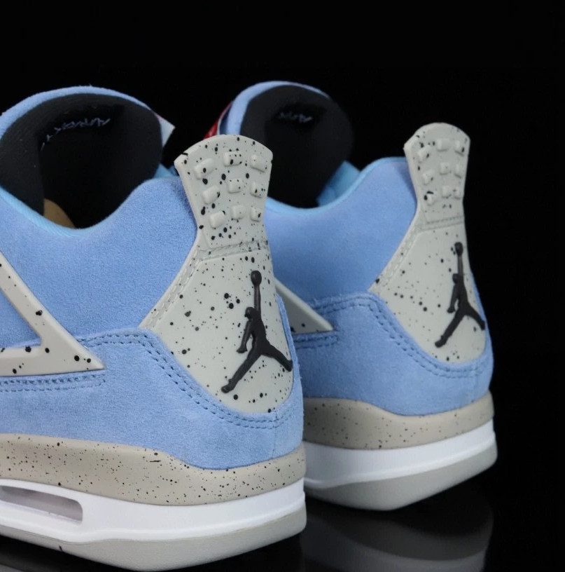 Men’s Jordan 4 Retro “University Blue” Mid Top Basketball Shoes