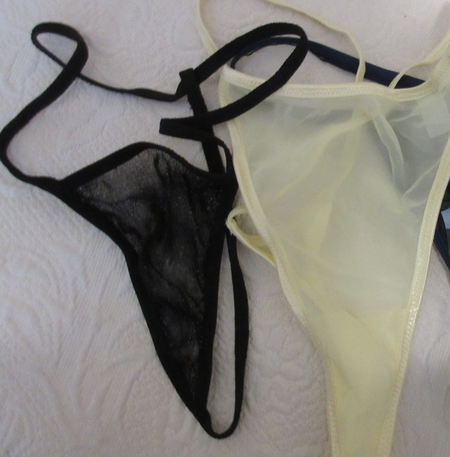 NWOT lot 4 THONGS YELLOW BLACK sparkle string COTTON assorted sizes panties