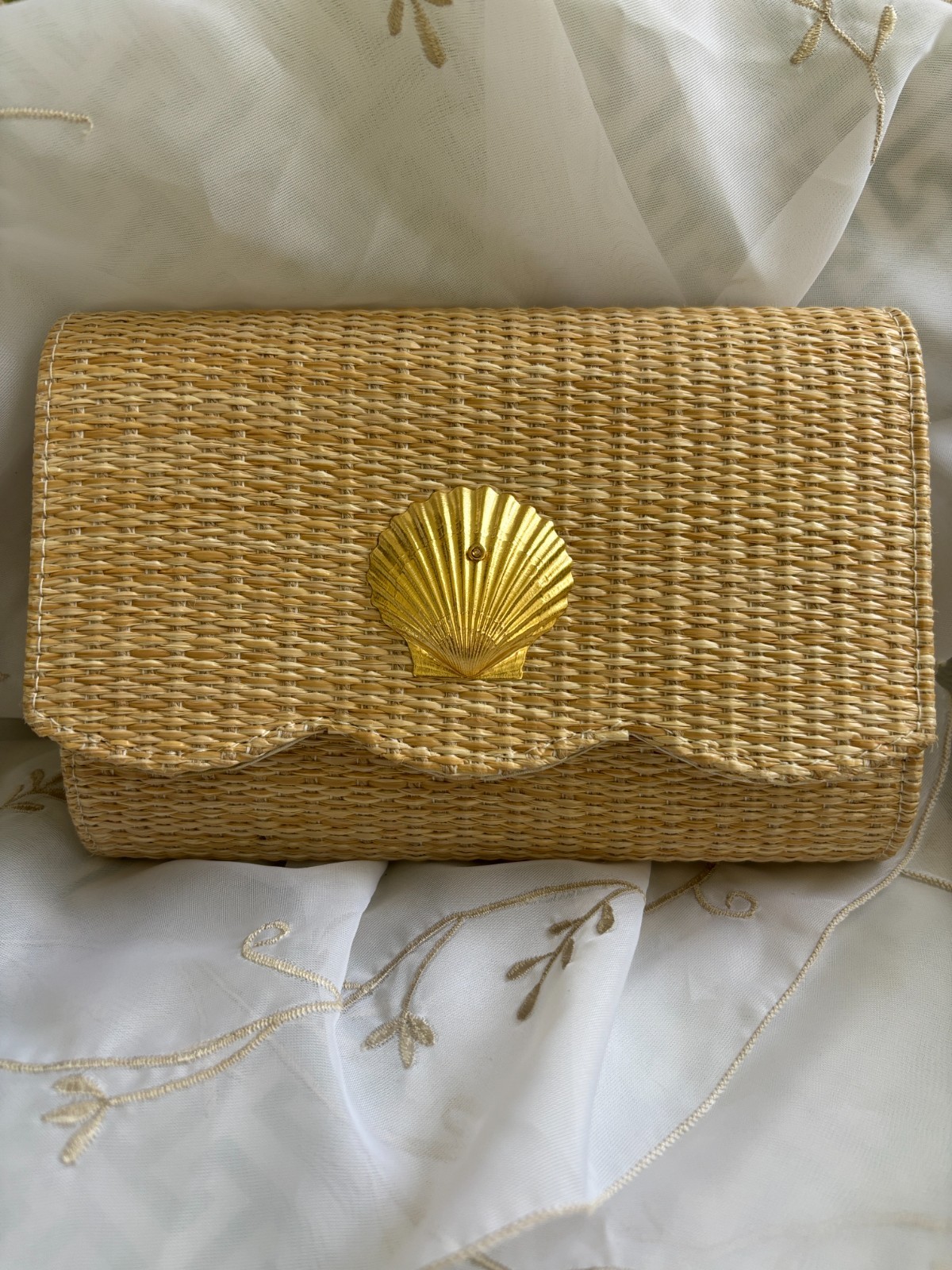 LISI LERCH Nautical Scalloped Straw CLUTCH Or Crossbody Seashell Emblem