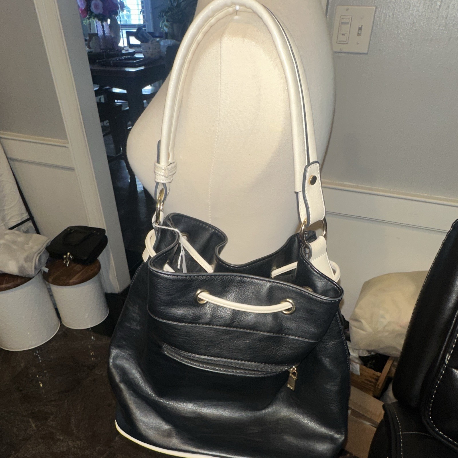 Women’s Black White Woven Bucket Drawstring Shoulder Bag Medium Detachable Strap