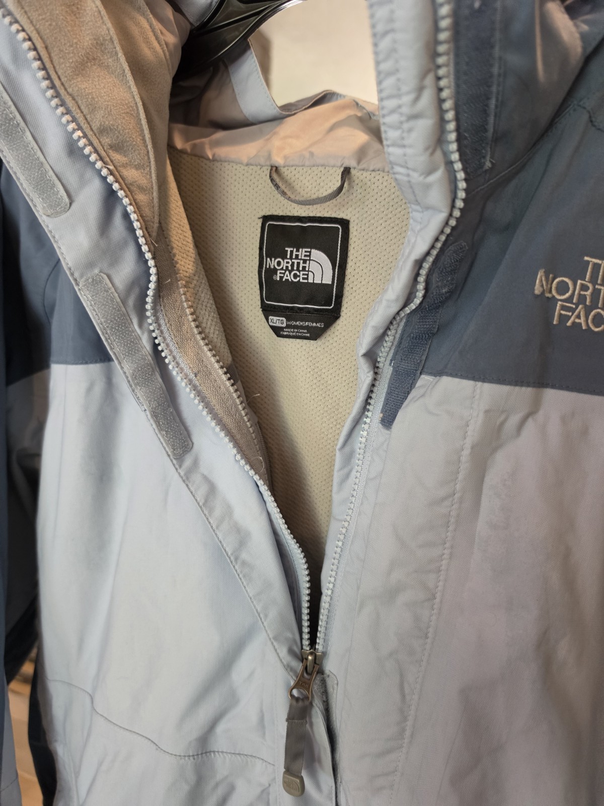 The North Face HyVent Women’s XL Hooded Full Zip Colorblock Jacket Blue