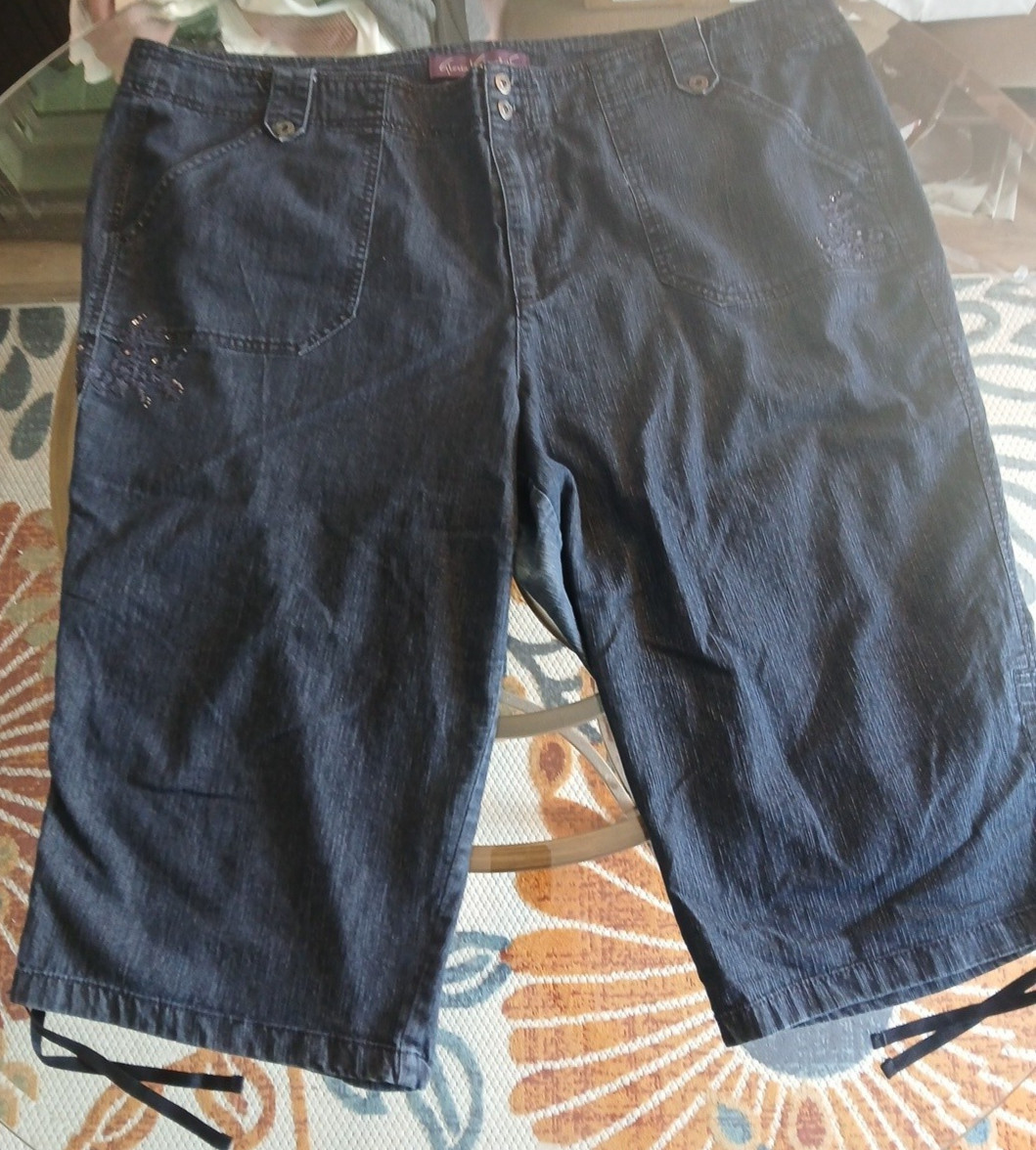 GLORIA VANDERBILT WOMEN’S DENIM CAPRIS IN SIZE 22W BEJEWELED, EMBROIDERY