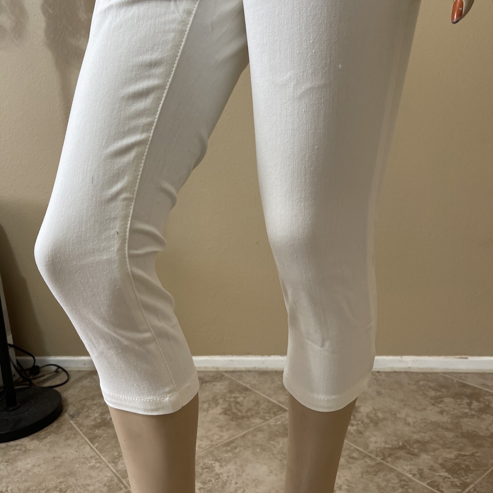 Women’s White Cotton Casual Summer Stretch Slim Button Zipper Size 1 Capri Pants