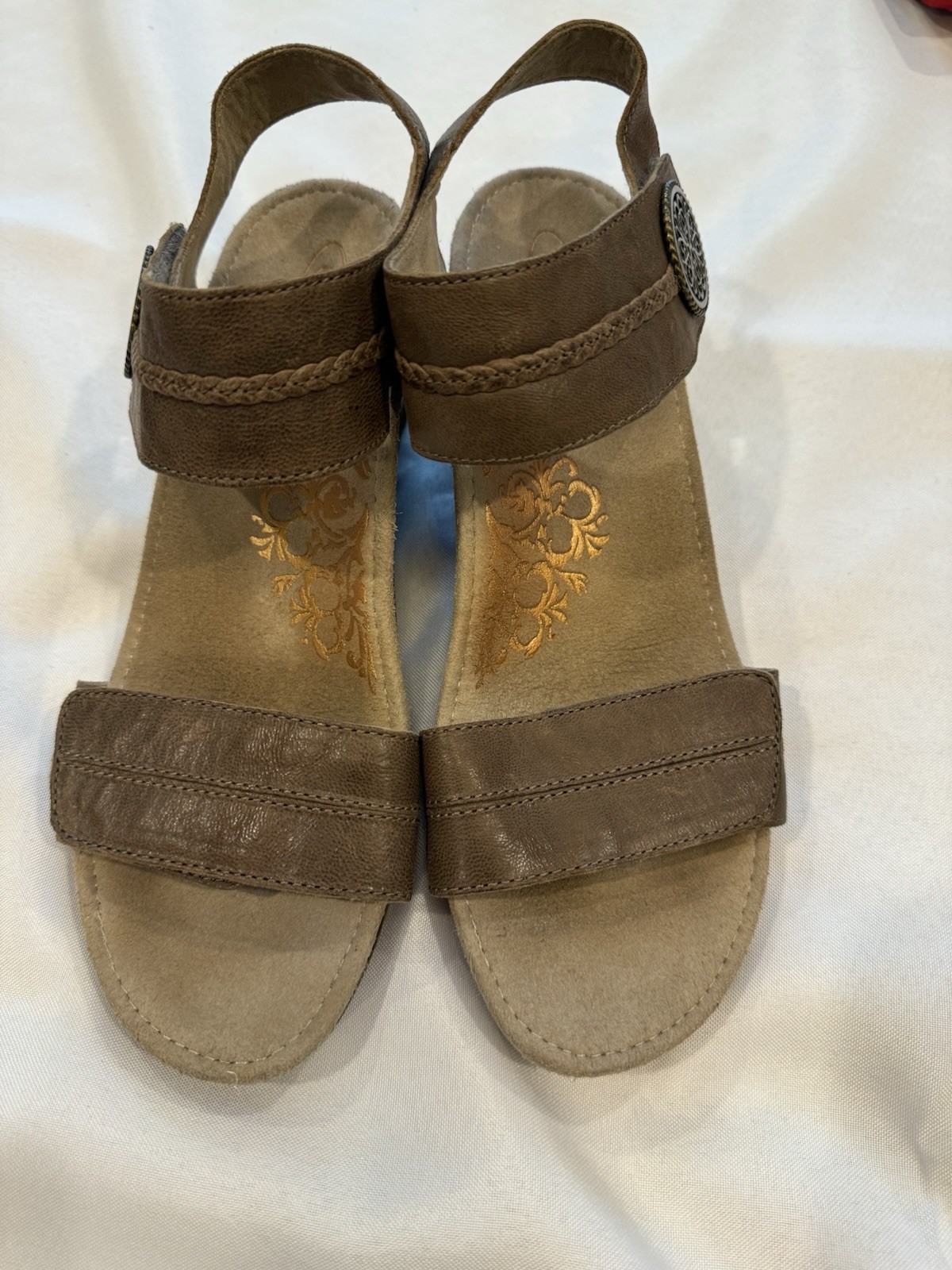 Aetrex Womens Sandals Size 39/8.5 Taupe Tan Leather Adjustable Strap Wedge Shoe