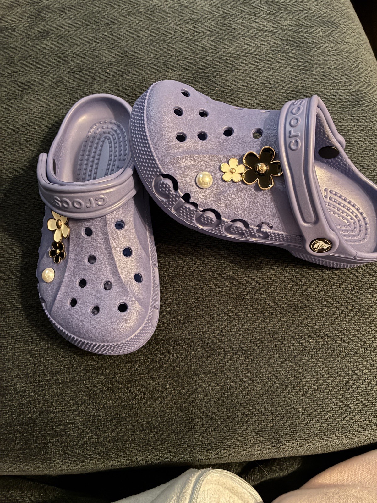 Crocs Baja Clog Lavender Purple Unisex M4 W6 with Jibbitz-slightly used
