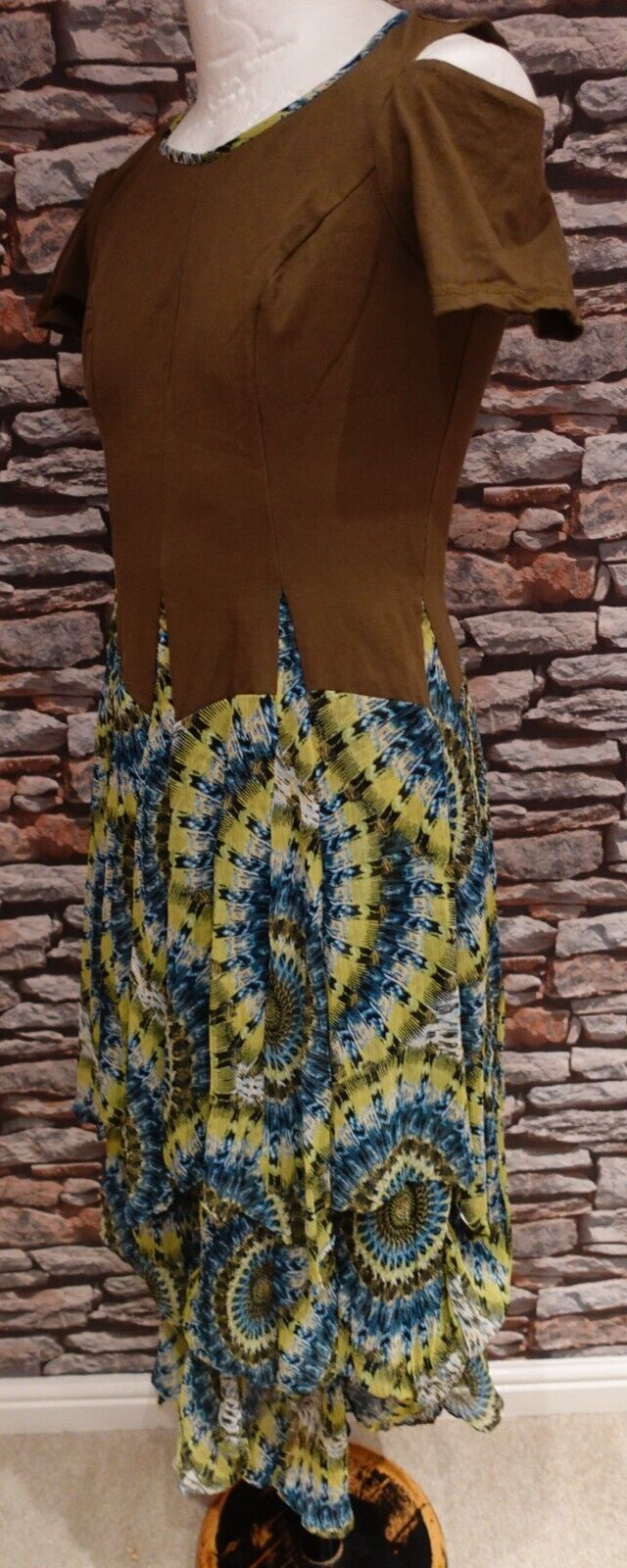 Klass Elegant Stylish Cold Shoulder Dress , Flowing Ruffle Skirt Size 12