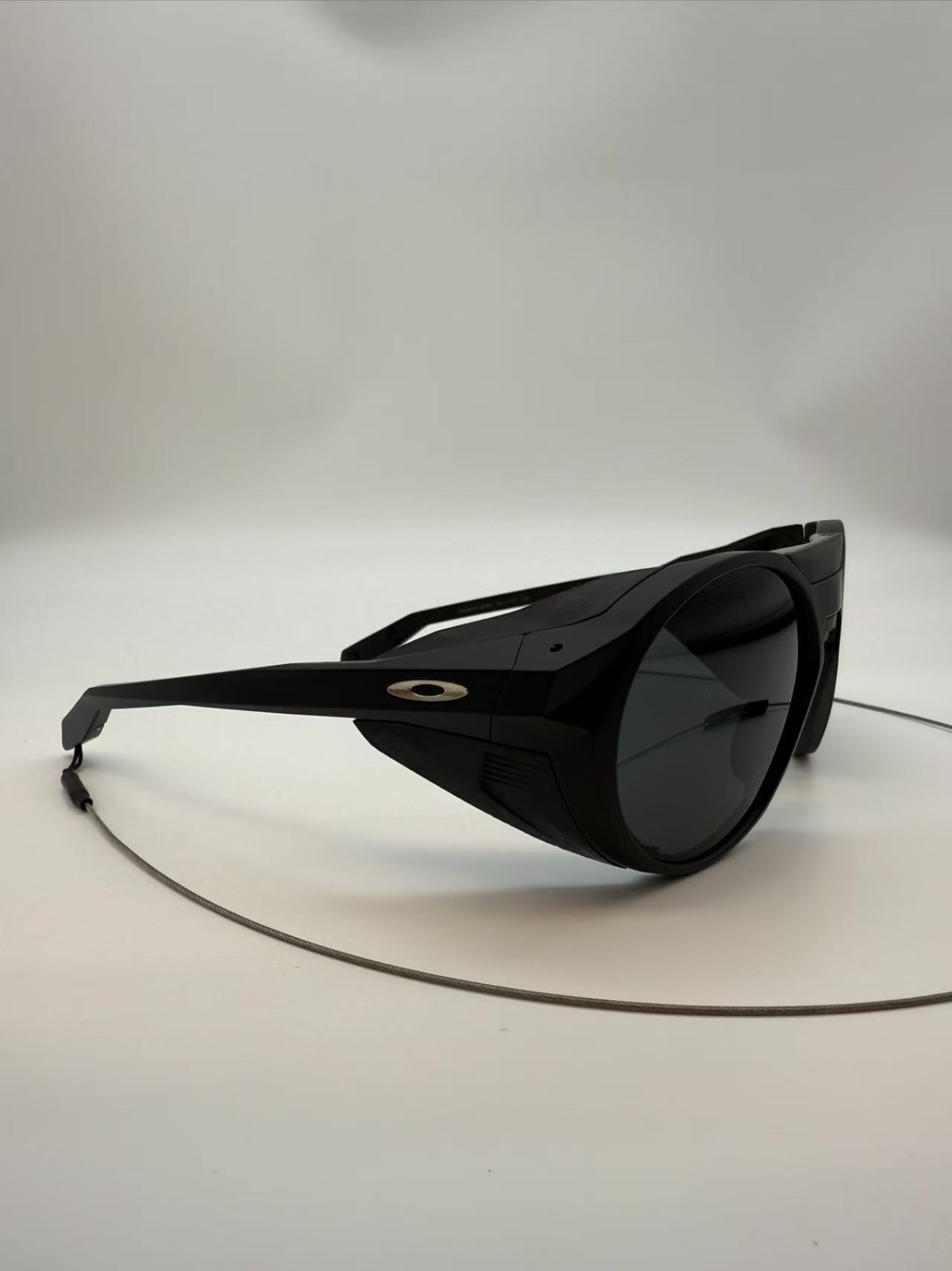 Oakley Men’s Oo9440 Clifden Round Sunglasses