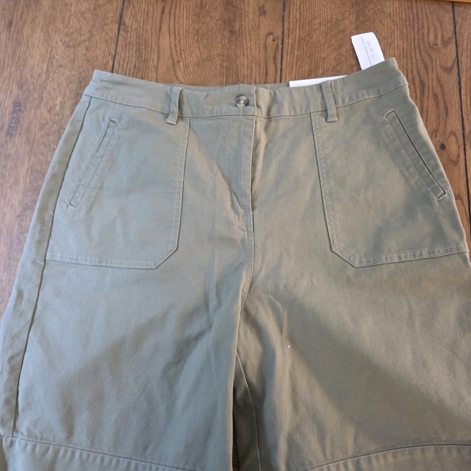 Christopher & Banks Women’s GreenShorts Relaxed High-Rise 10in Pockets Stretch