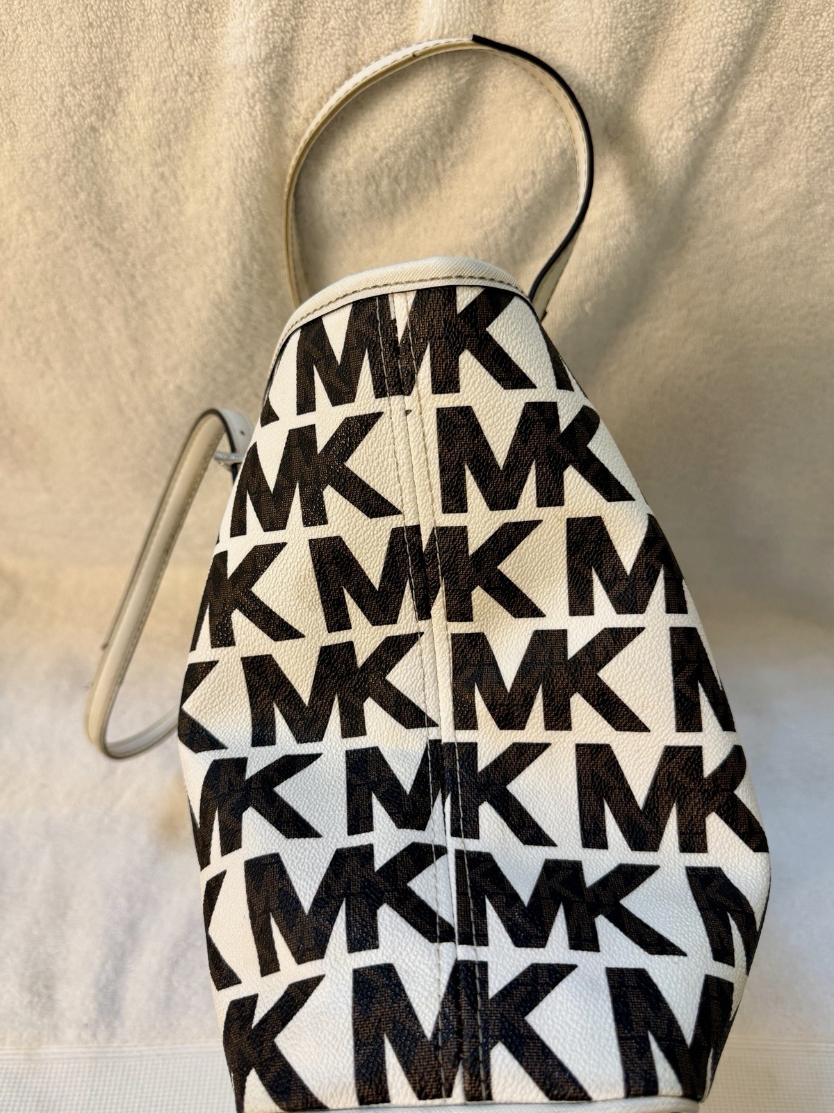 Michael Kors Jet Set MD Carryall Tote and Trifold Wallet – Graphic MK White/Brow