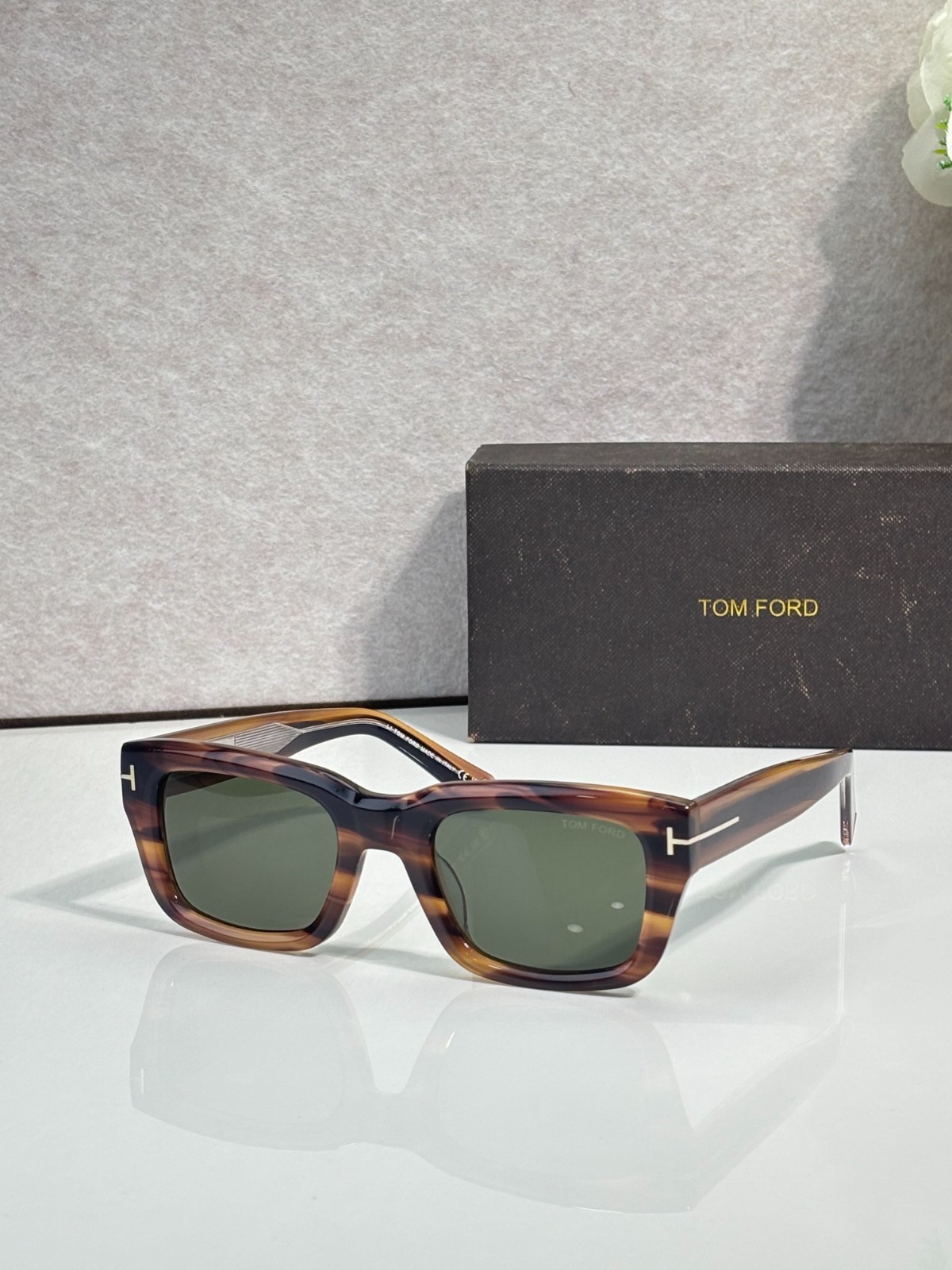 Tom Ford FT1327 Lcon-02 sunglasses Amber Tortoiseshell frames Green Lens