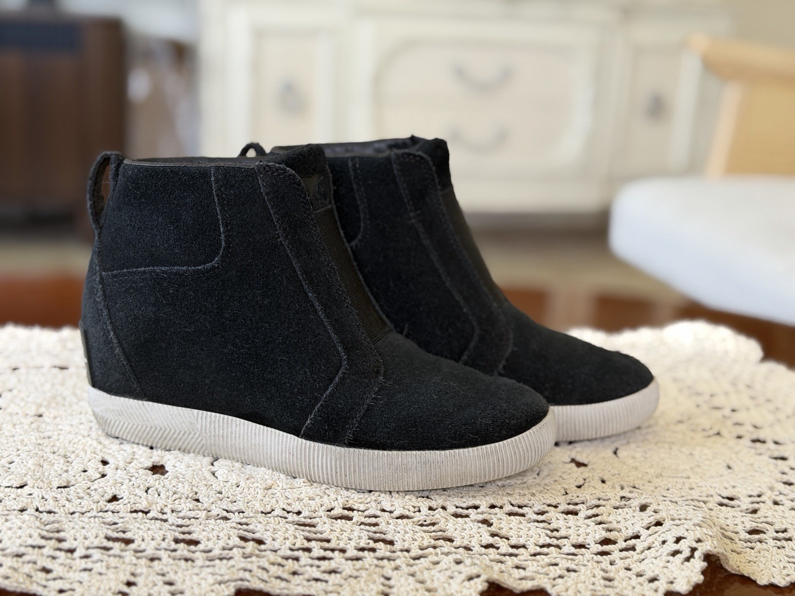 SOREL Out ‘N About Chelsea Women’s Black Suede Ankle Boot Pull-On Round Toe 6