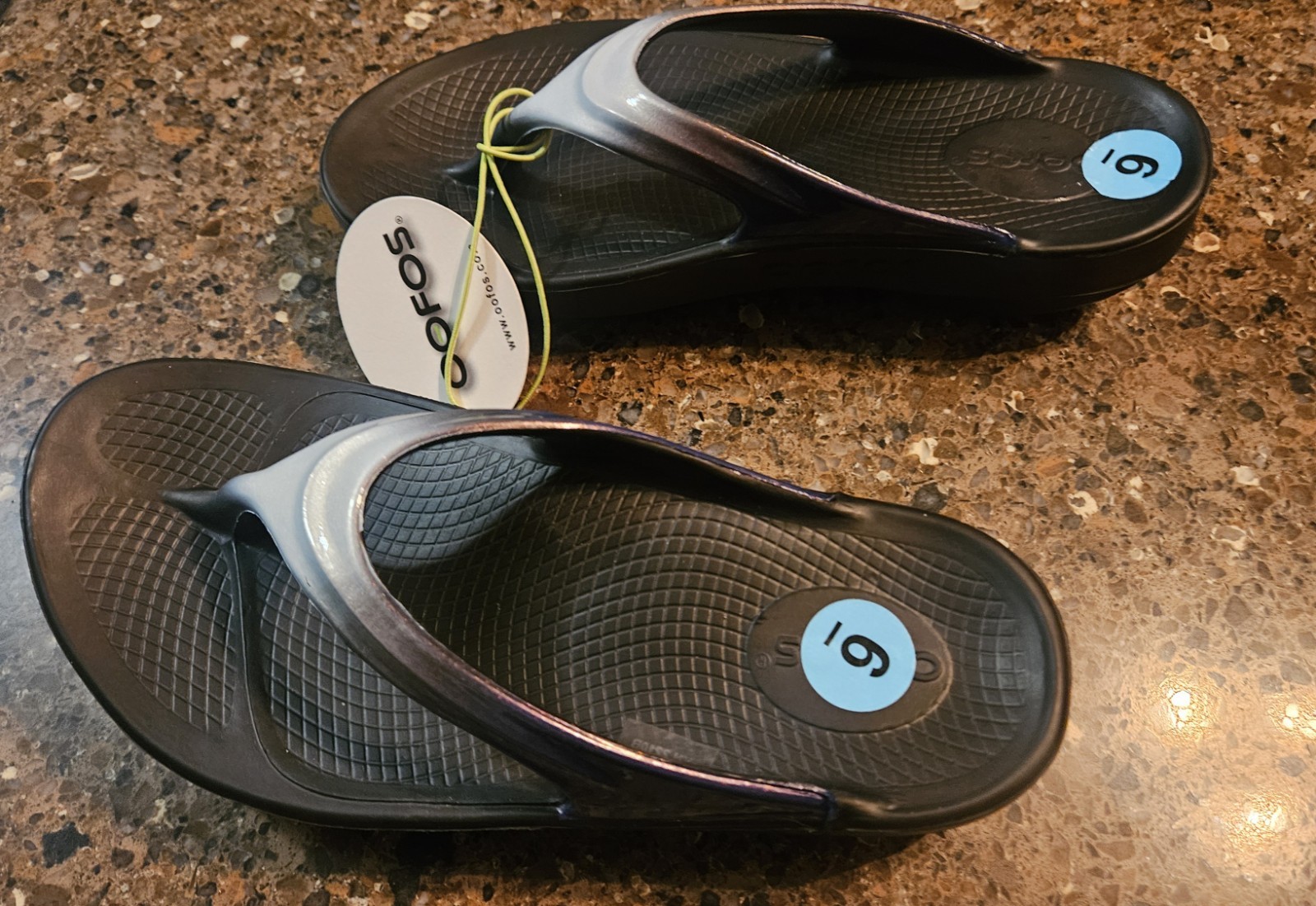 OOFOS Women’s Thong Sandal Oolala Luxe-Calyso. Size 6 (No box)