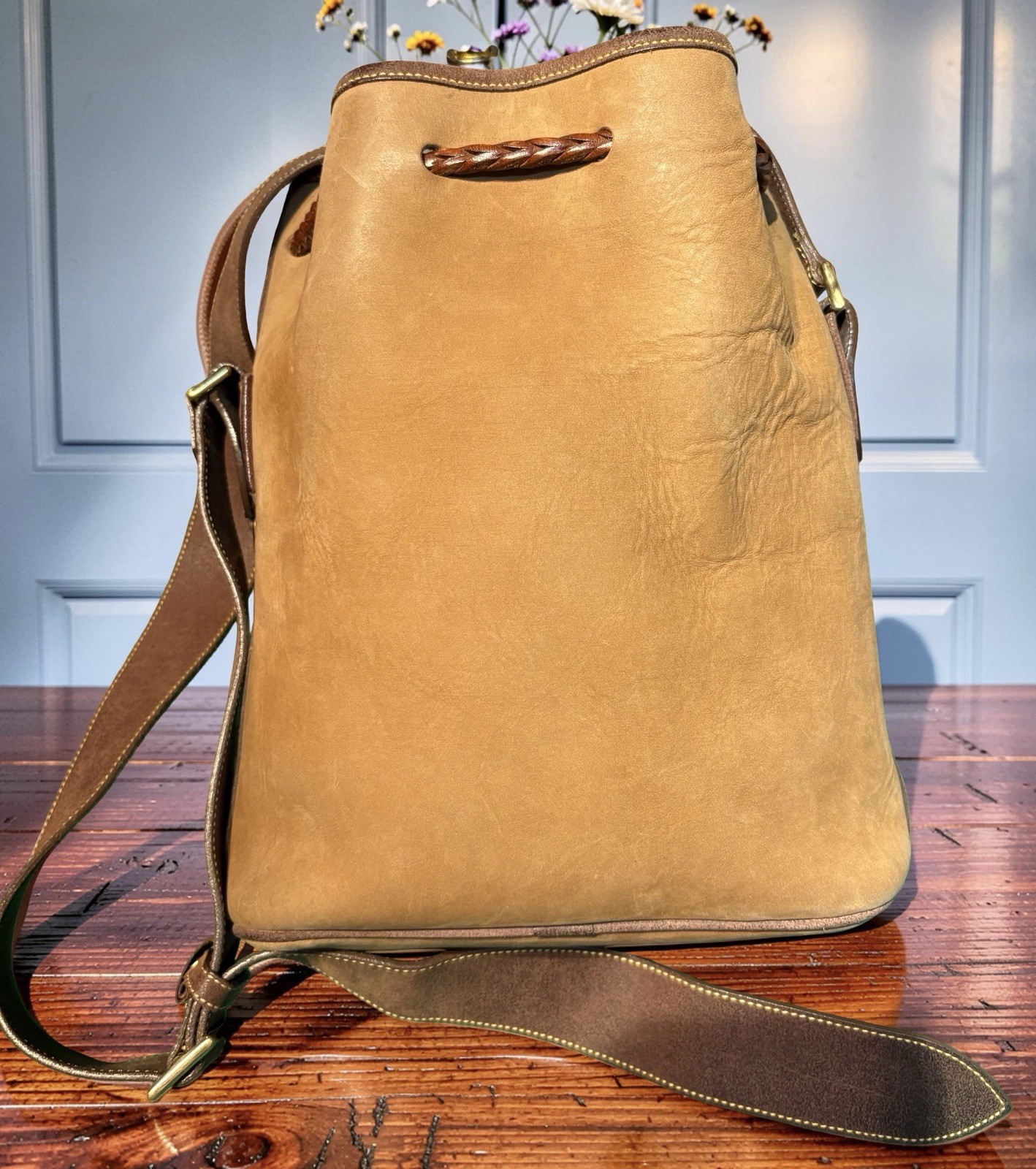 Dooney Bourke Vintage Saddle Tan Brown Bucket Drawstring Sac Bag Nubuck Leather
