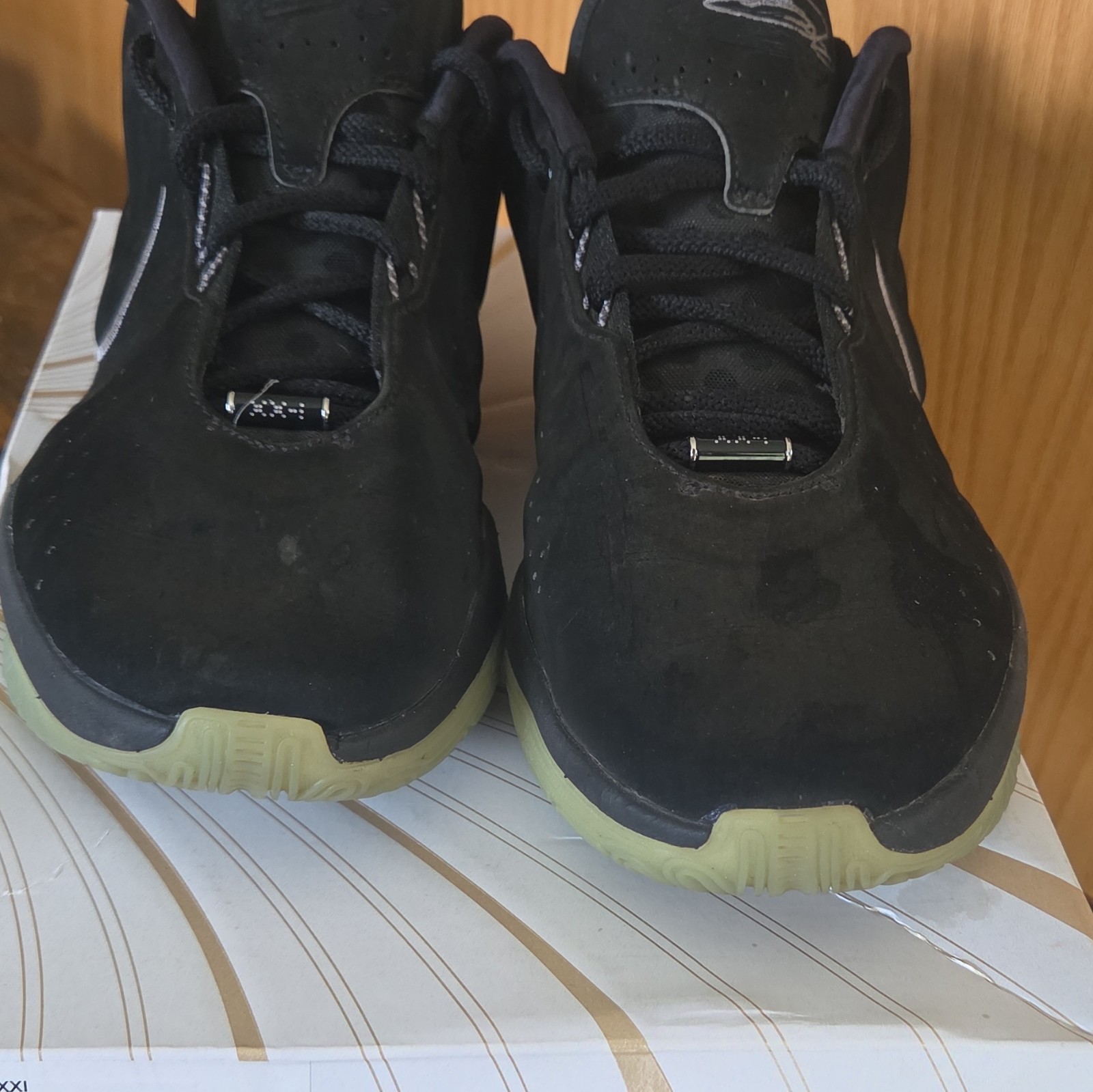 Nike LeBron XXI Men’s Low Top Leather Lace-Up Cushioned Tahitian Black Green